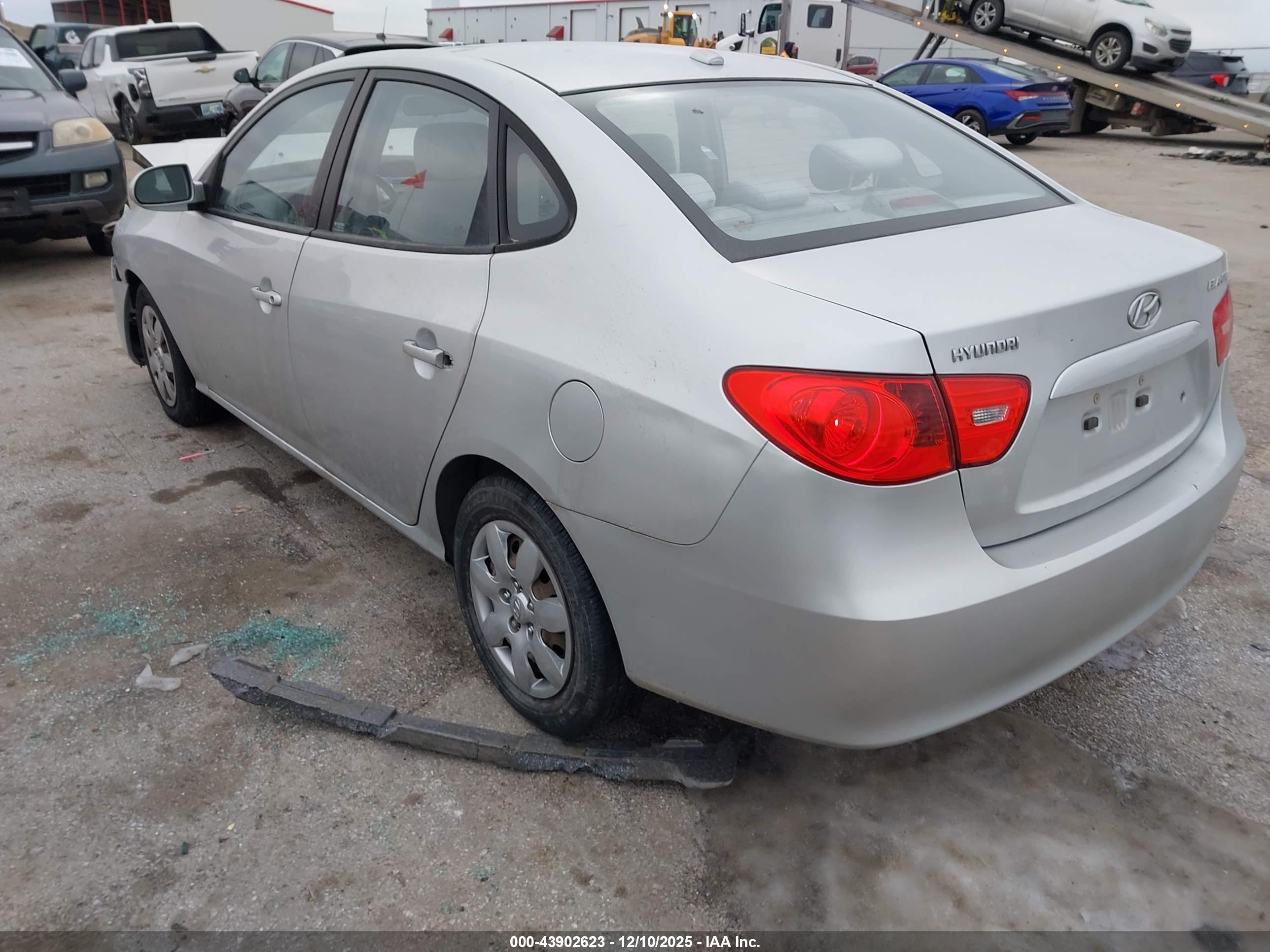 HYUNDAI ELANTRA image 3