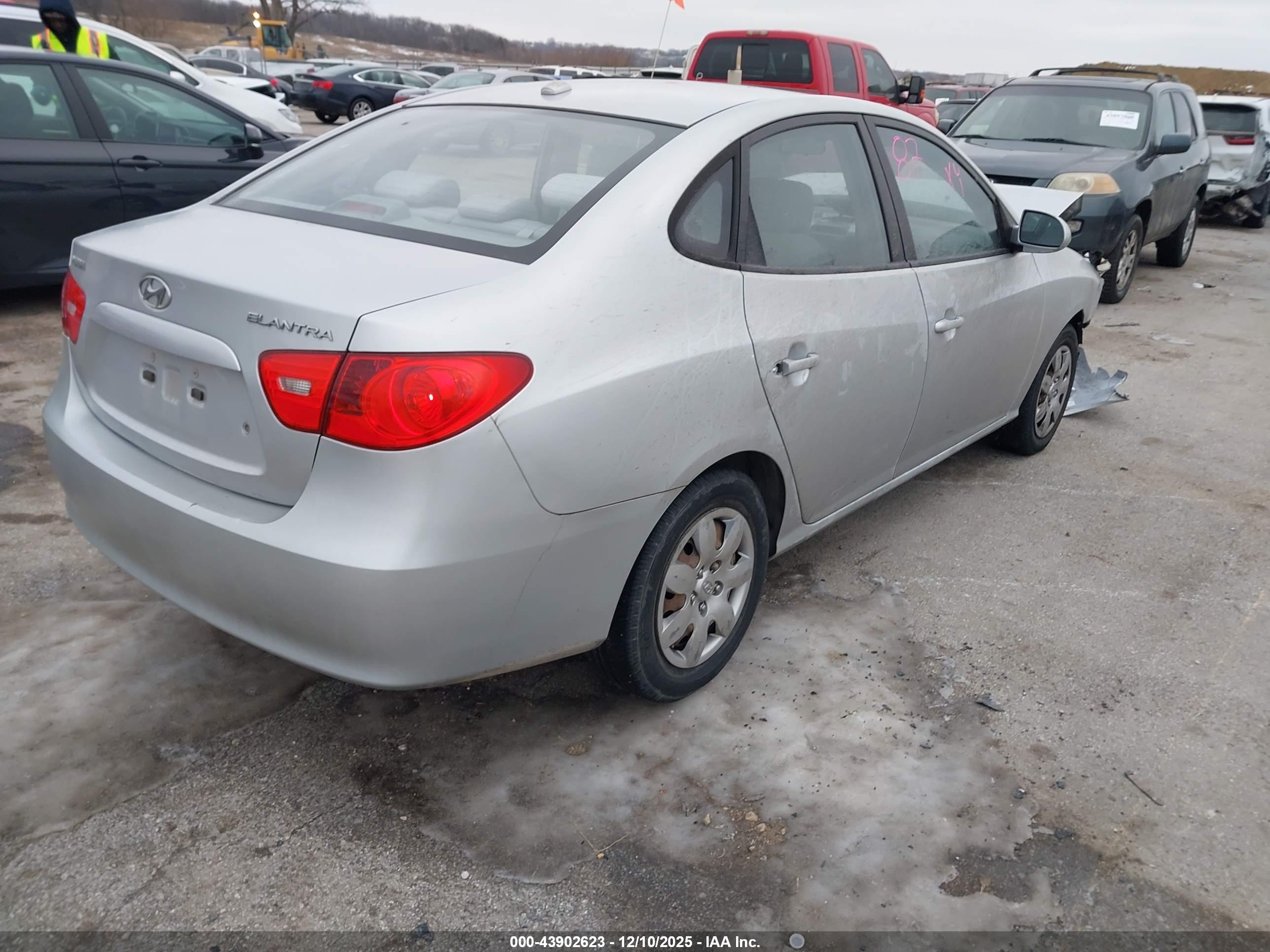 HYUNDAI ELANTRA image 4