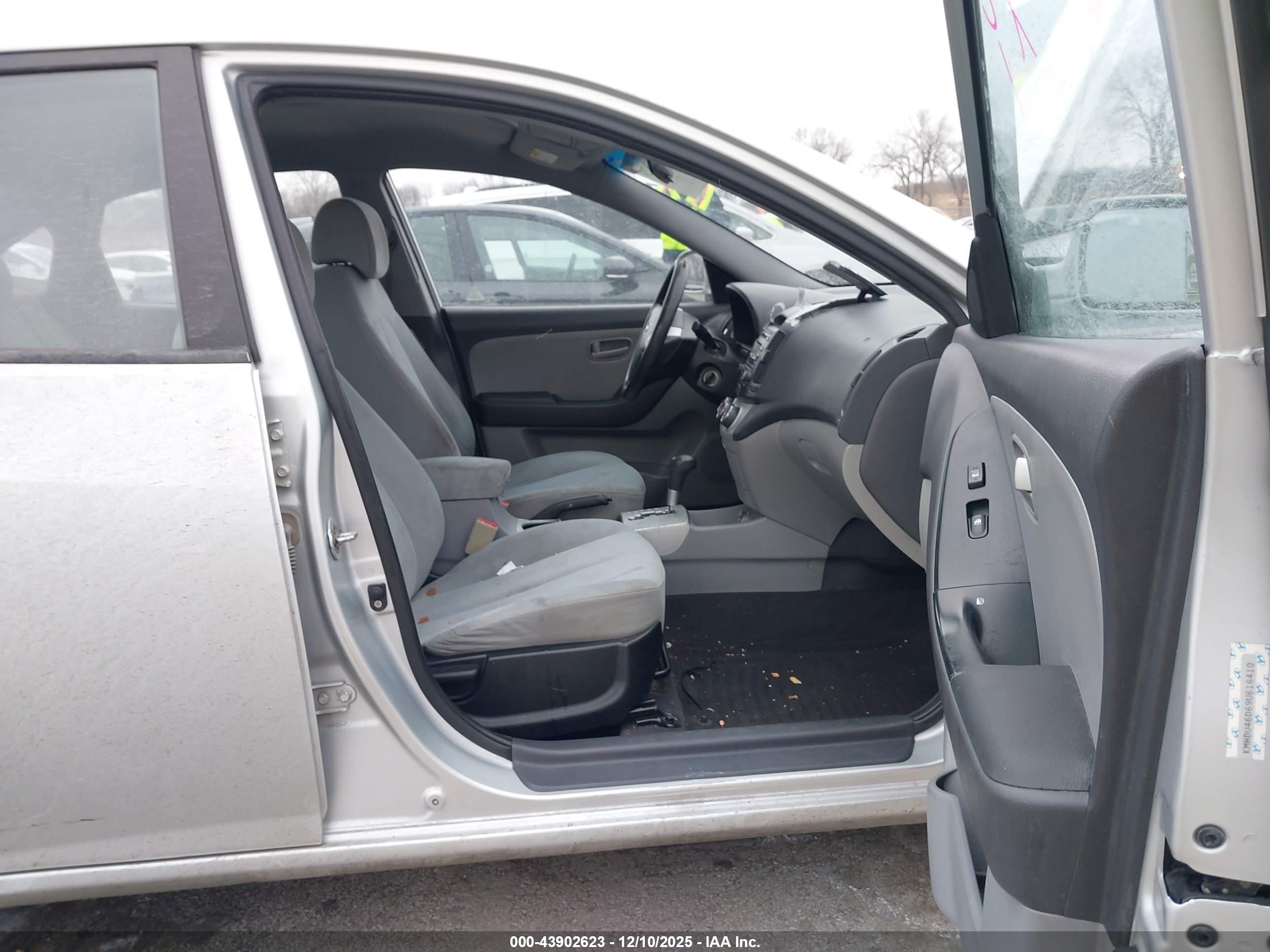 HYUNDAI ELANTRA image 5