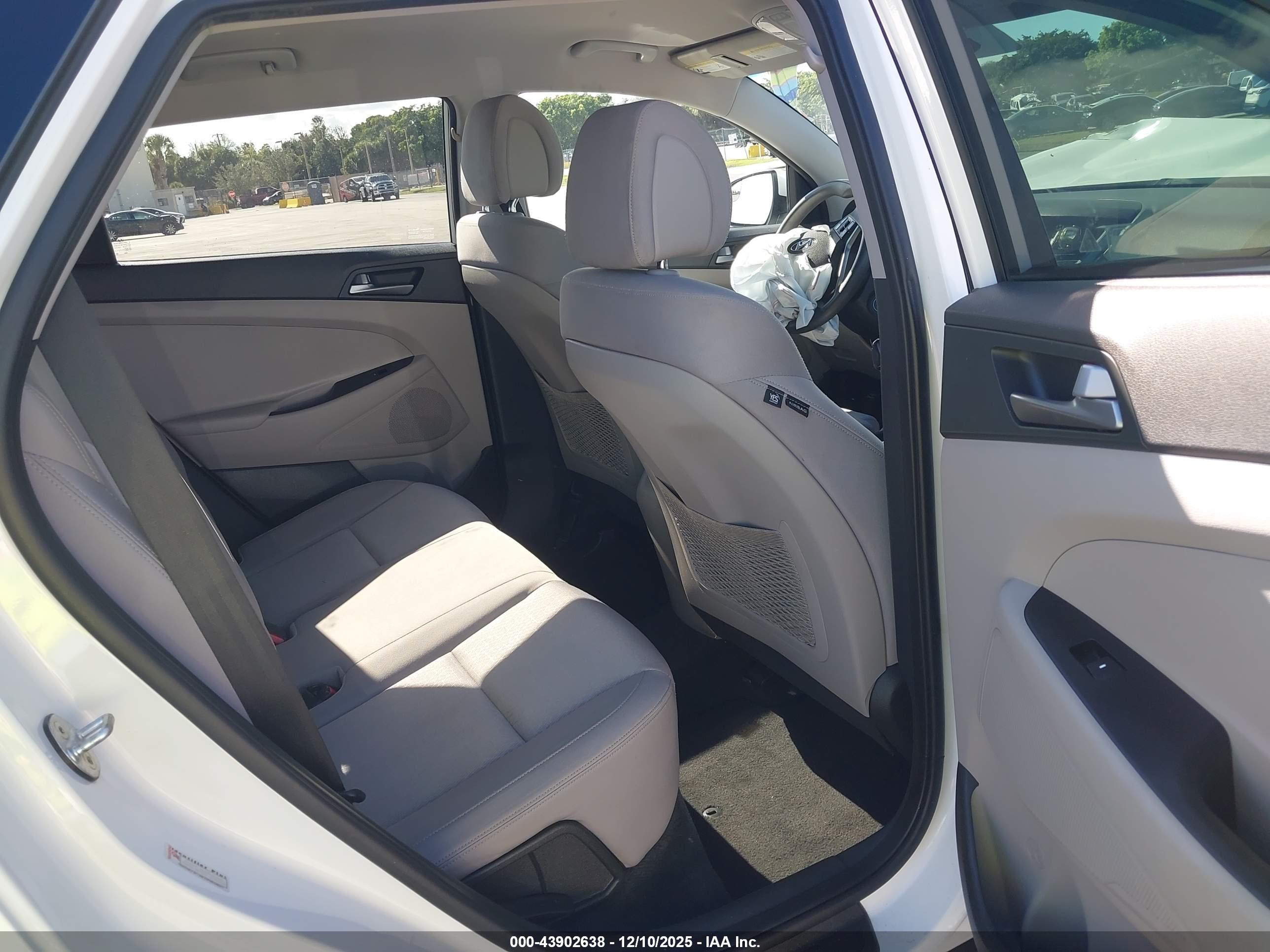 HYUNDAI TUCSON image 8