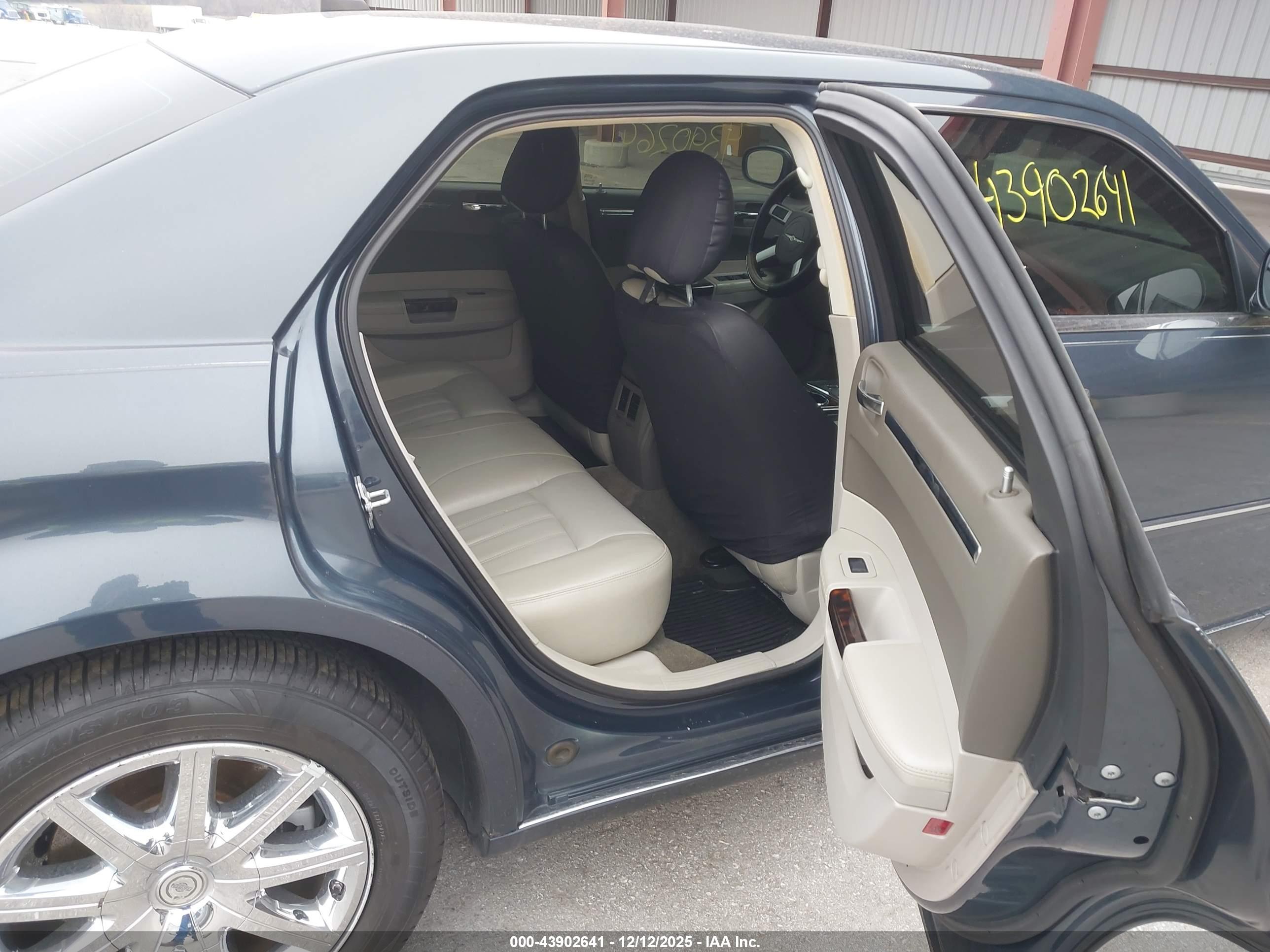 CHRYSLER 300C image 8