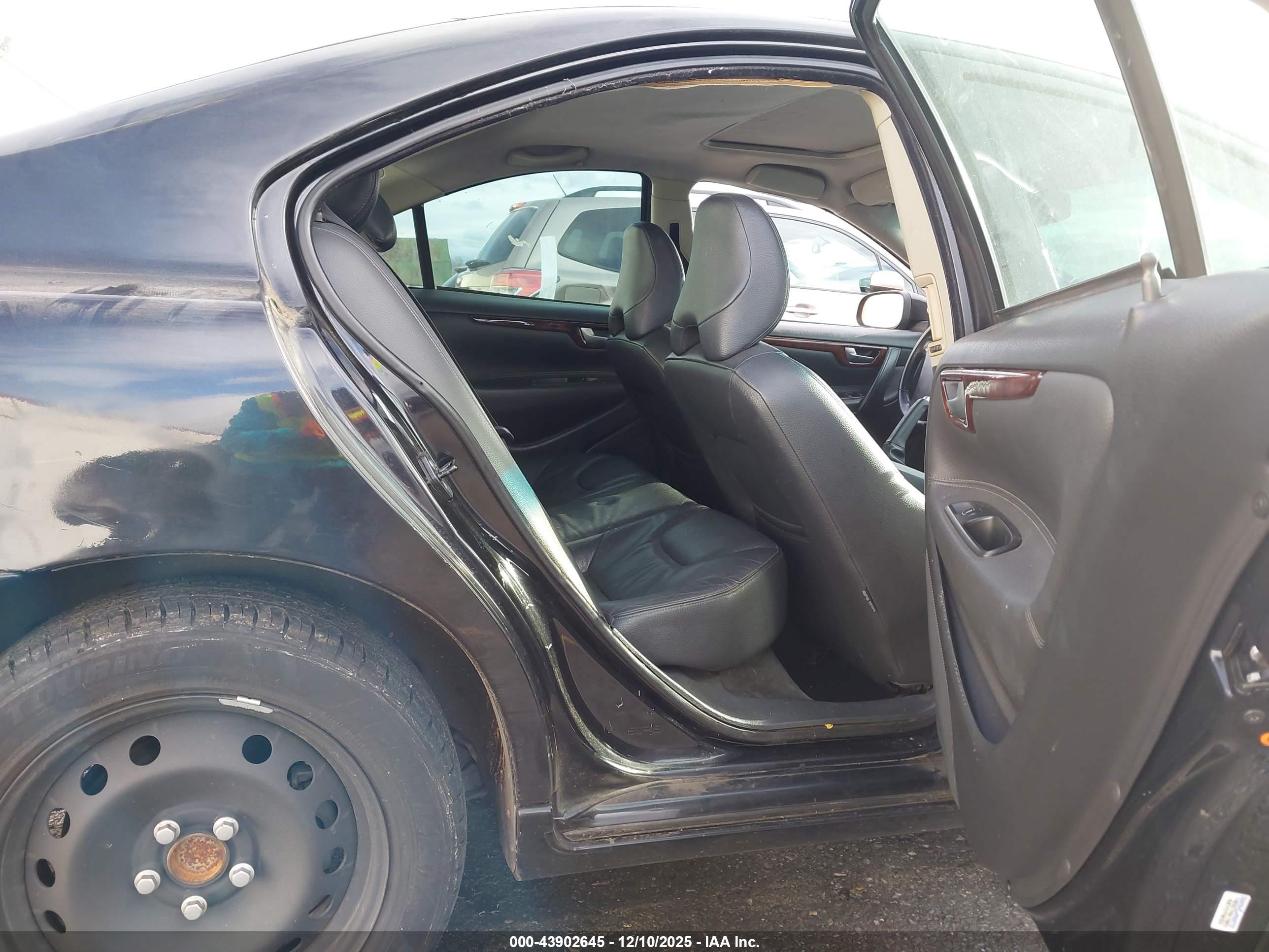 VOLVO S60 image 8