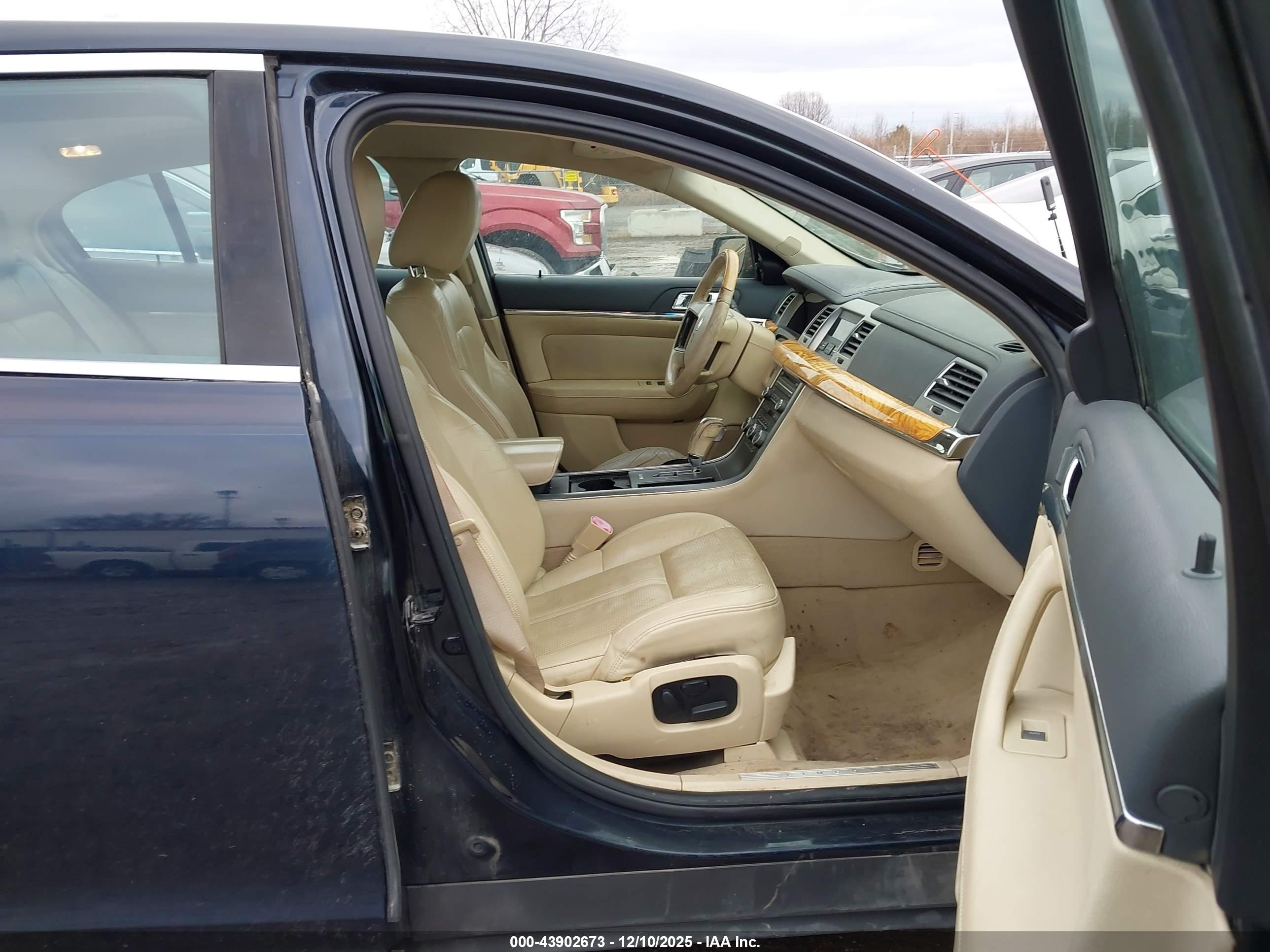 LINCOLN MKS image 5