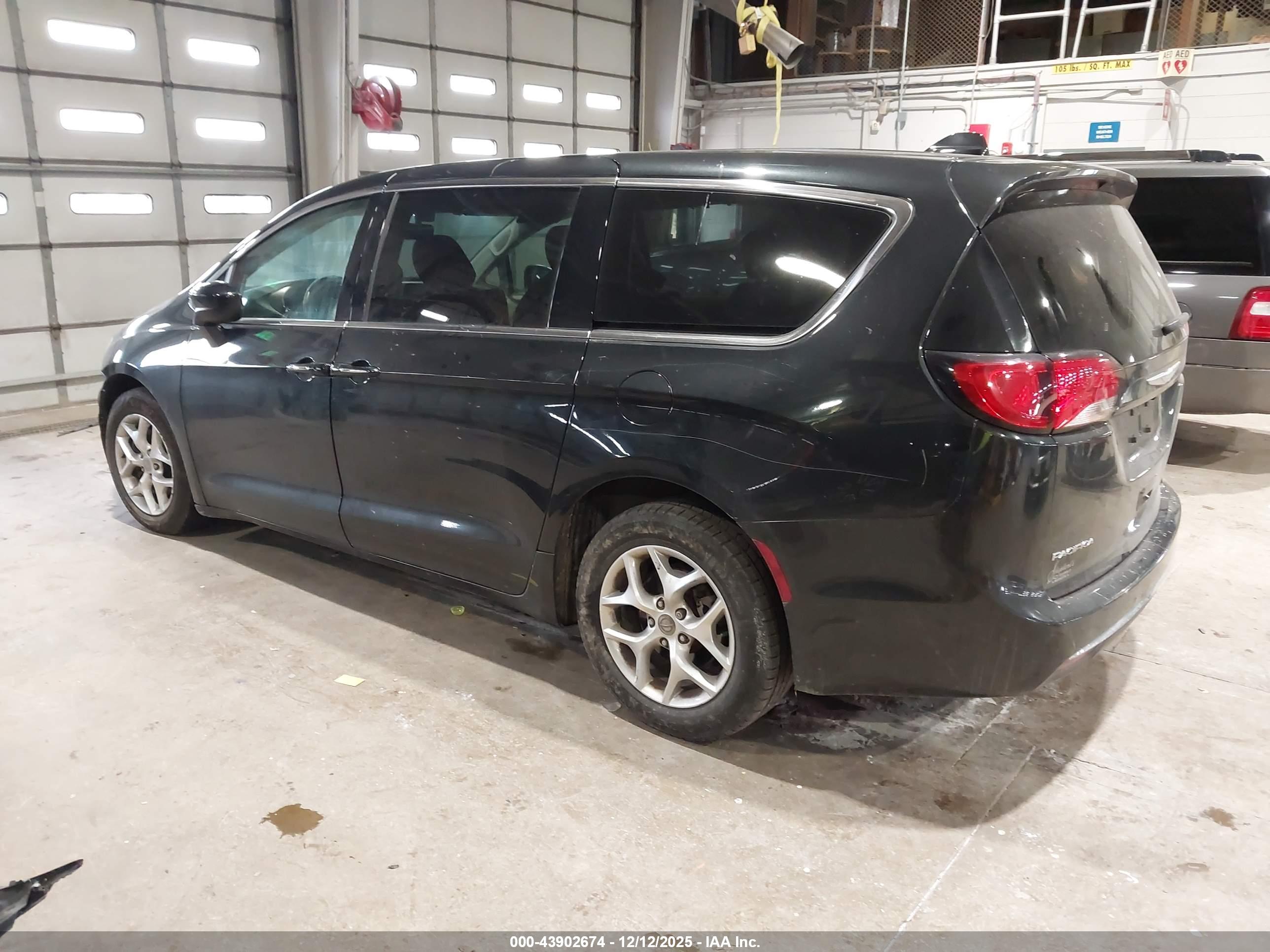 CHRYSLER PACIFICA image 3