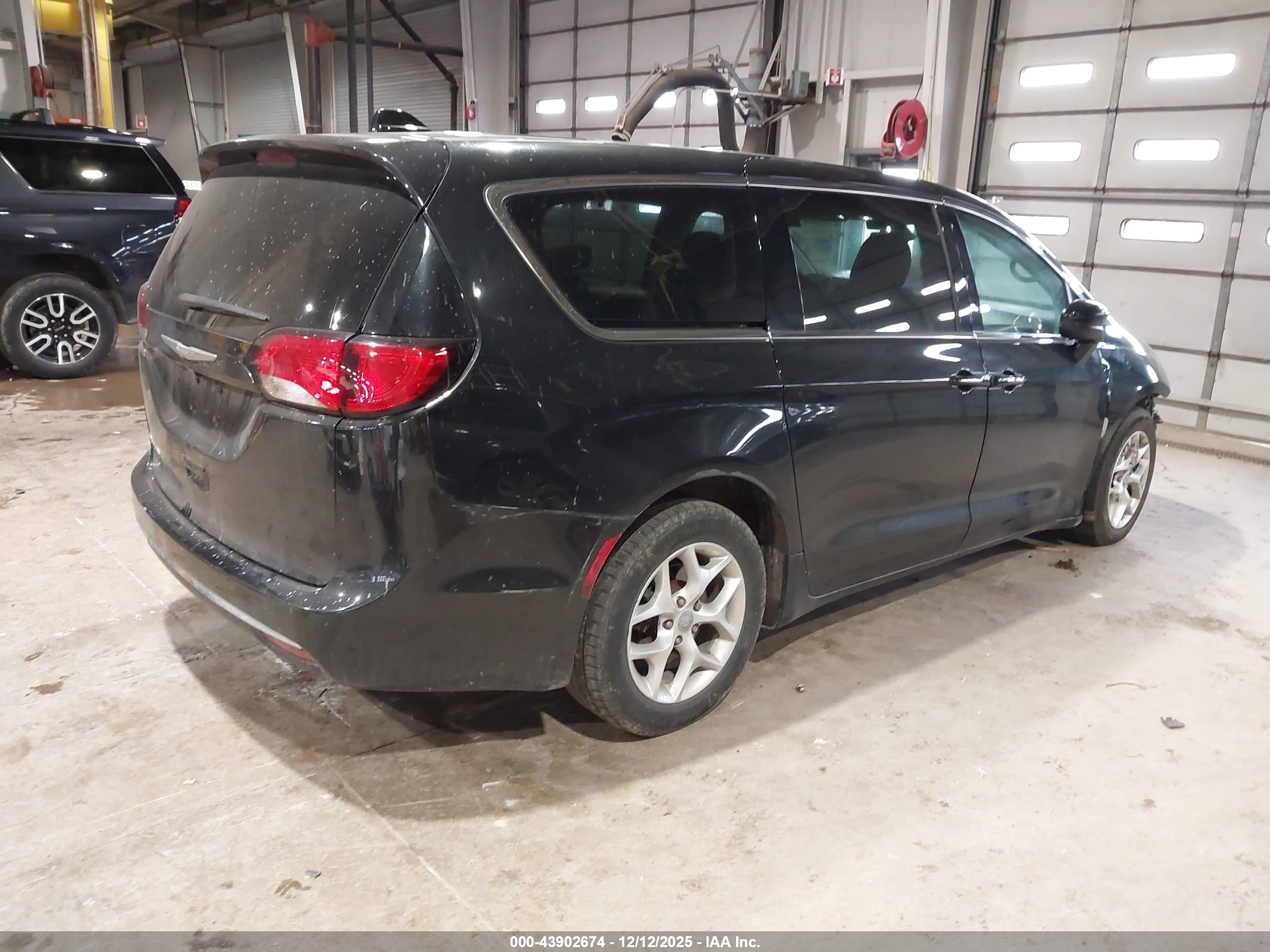 CHRYSLER PACIFICA image 4