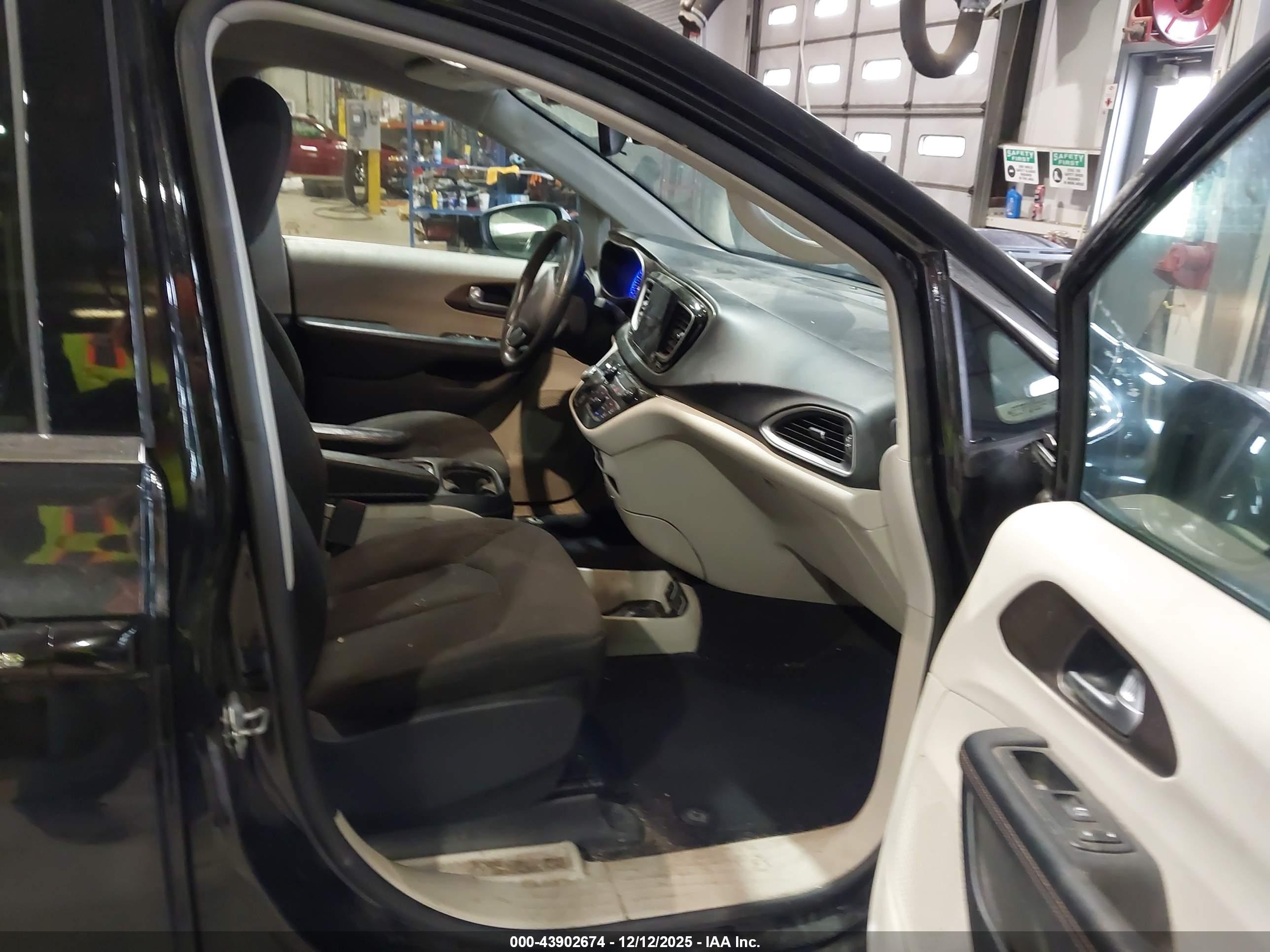 CHRYSLER PACIFICA image 5