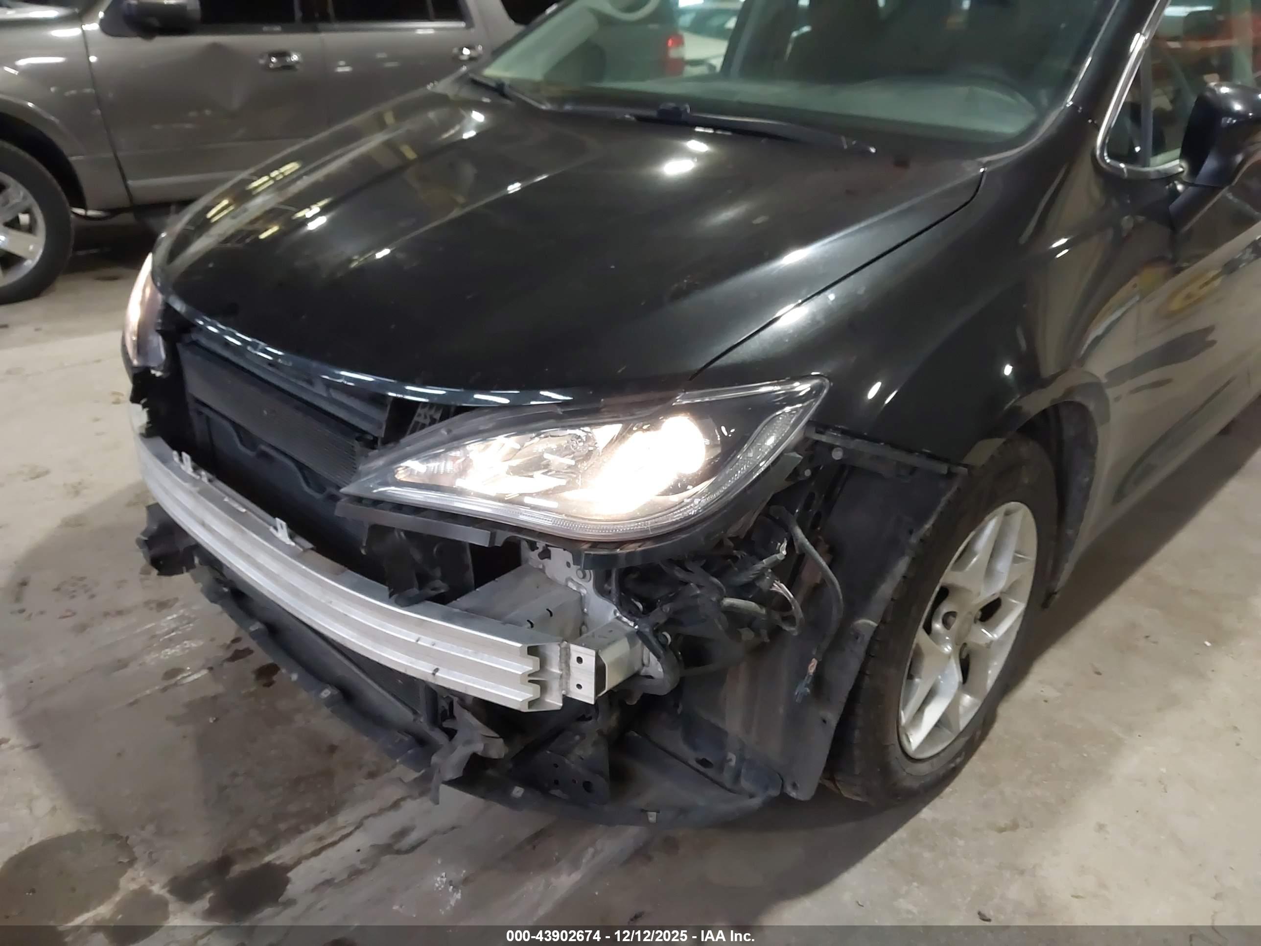 CHRYSLER PACIFICA image 6