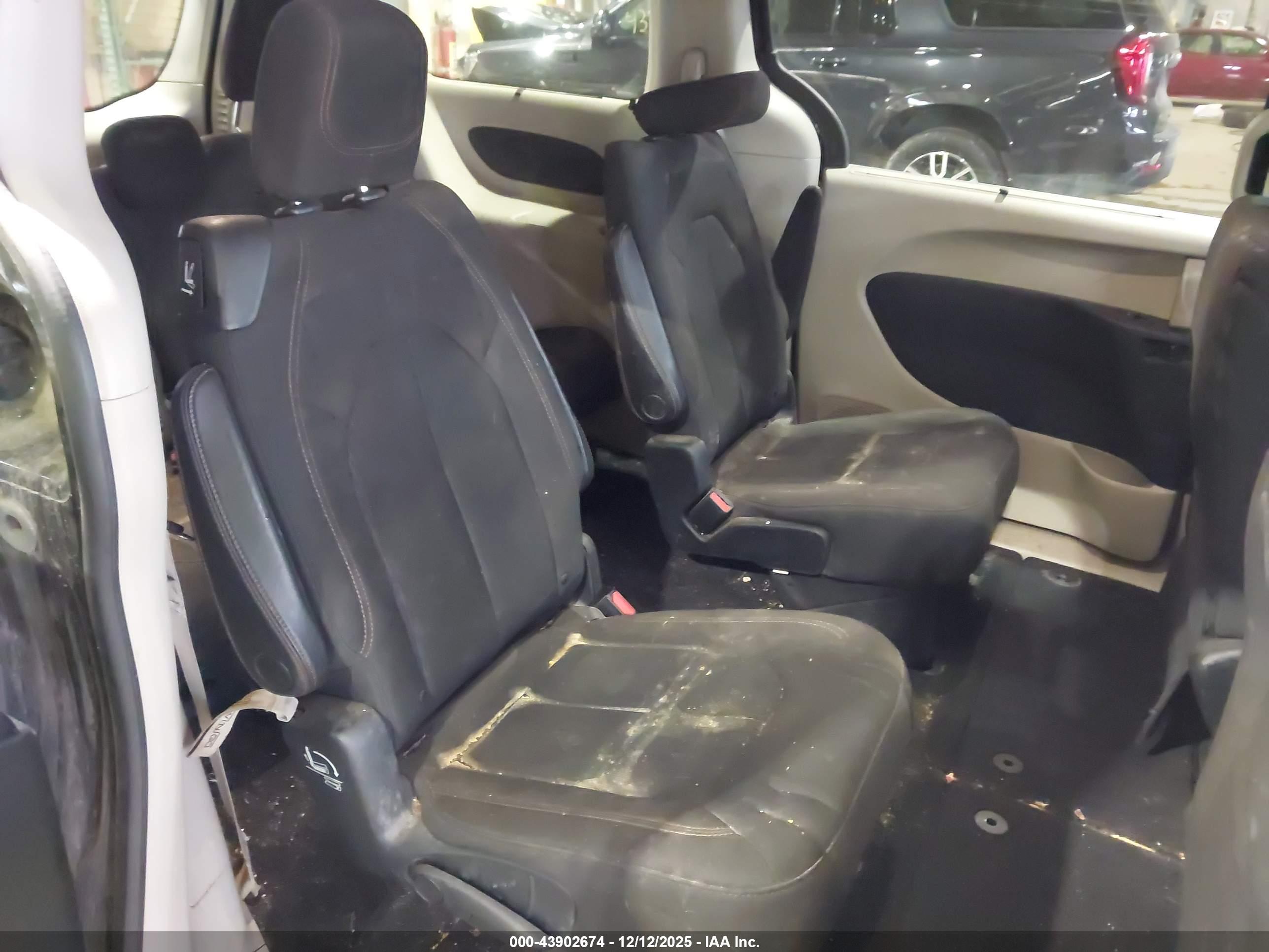 CHRYSLER PACIFICA image 8