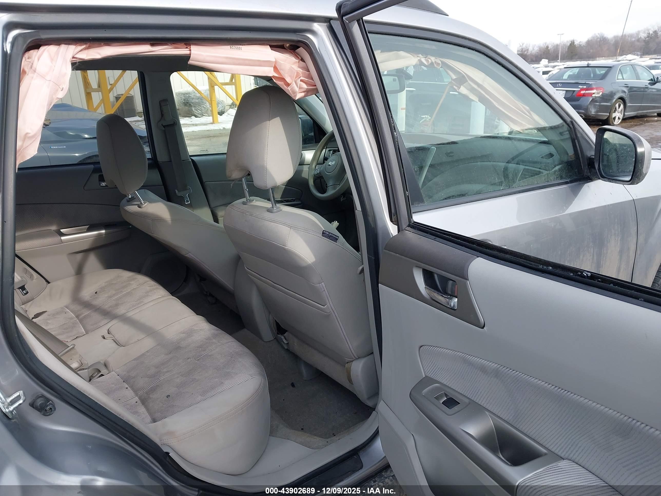 SUBARU FORESTER image 8