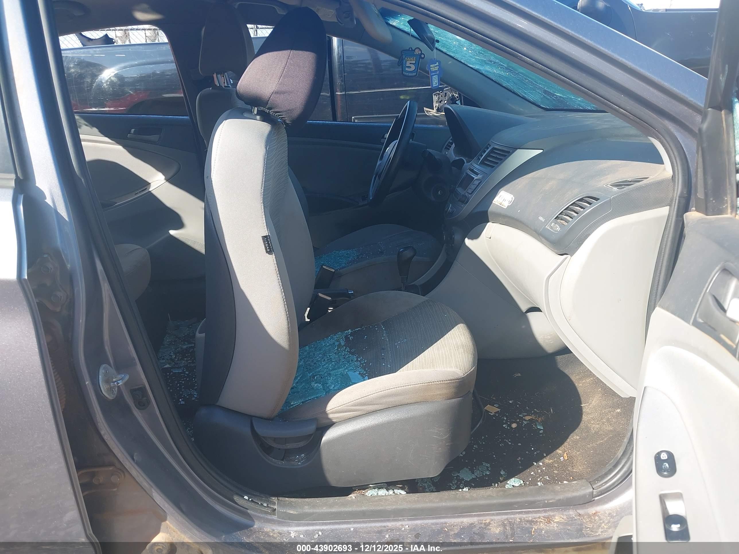 HYUNDAI ACCENT image 5
