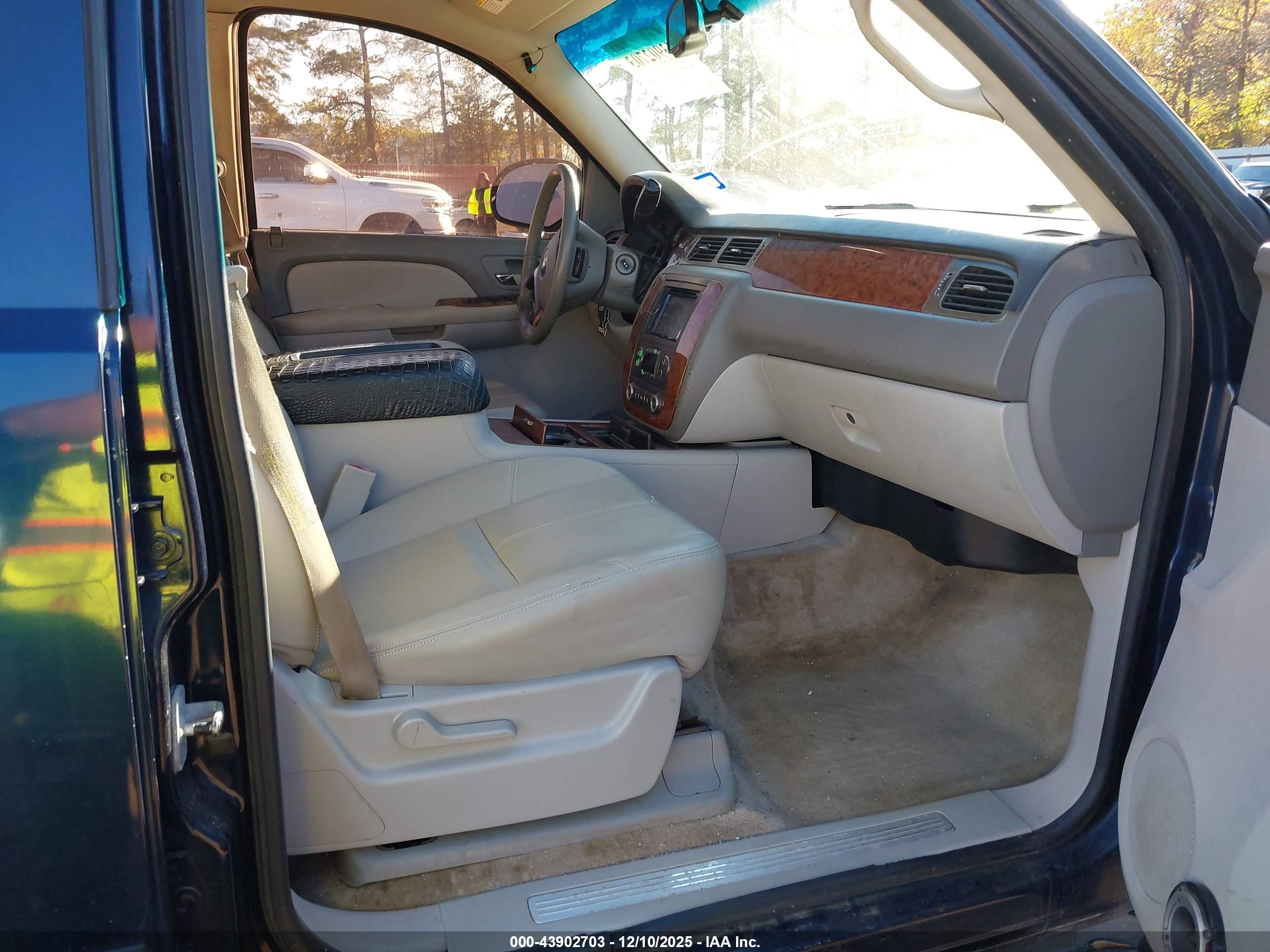 CHEVROLET TAHOE image 5