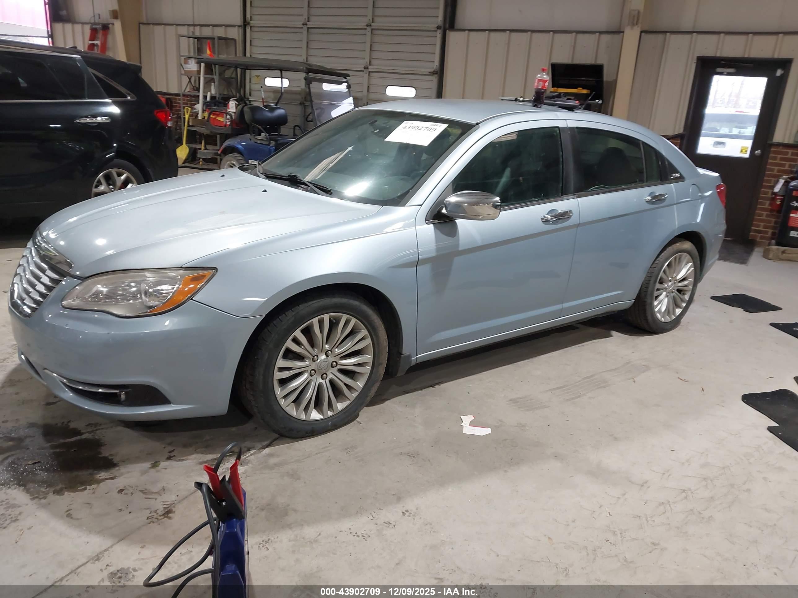 CHRYSLER 200 image 2