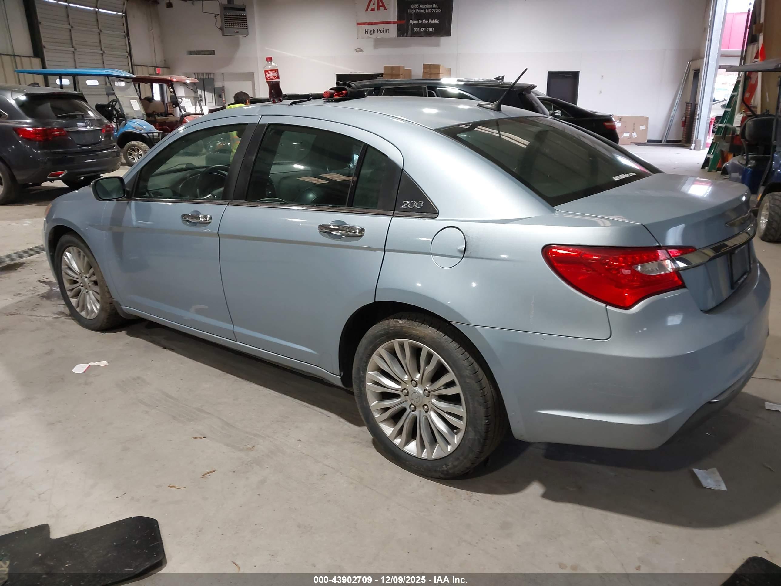 CHRYSLER 200 image 3