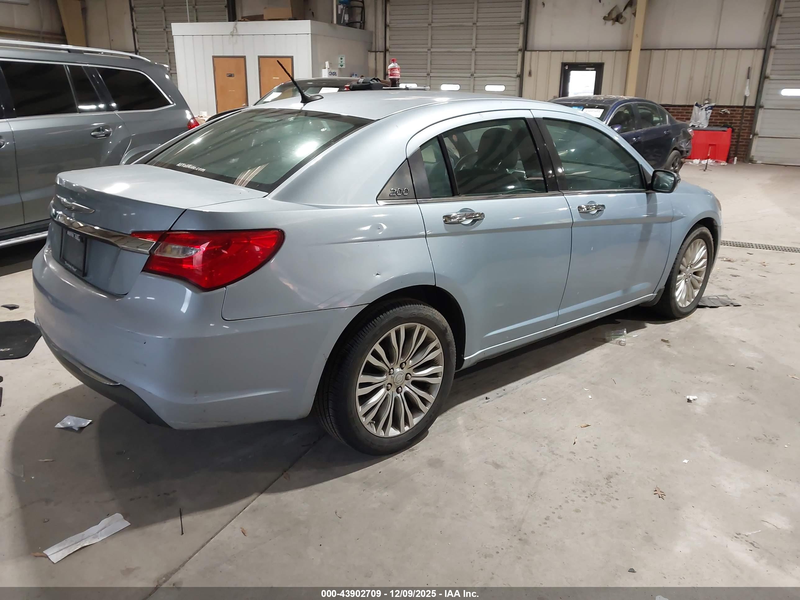 CHRYSLER 200 image 4