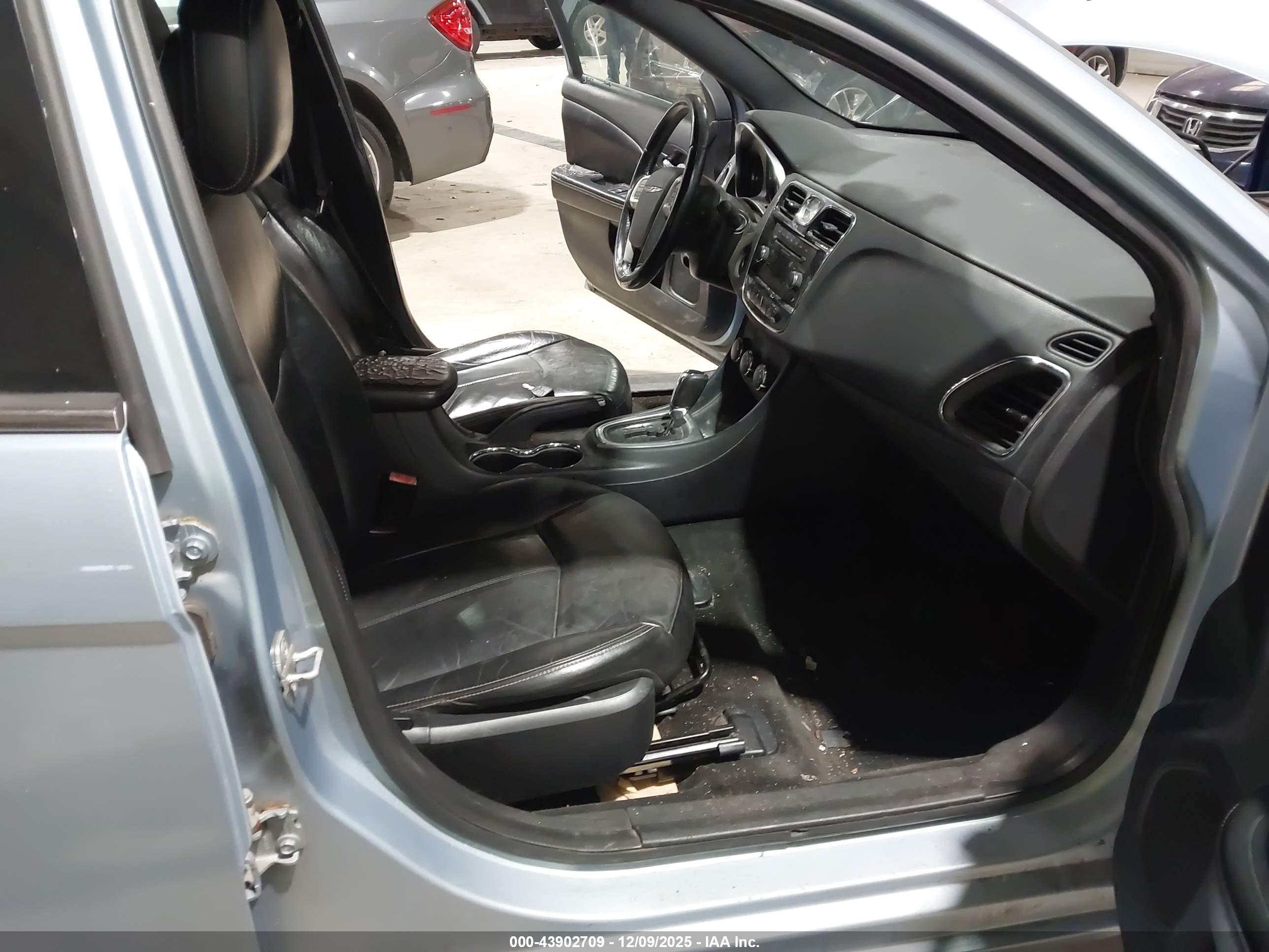 CHRYSLER 200 image 5