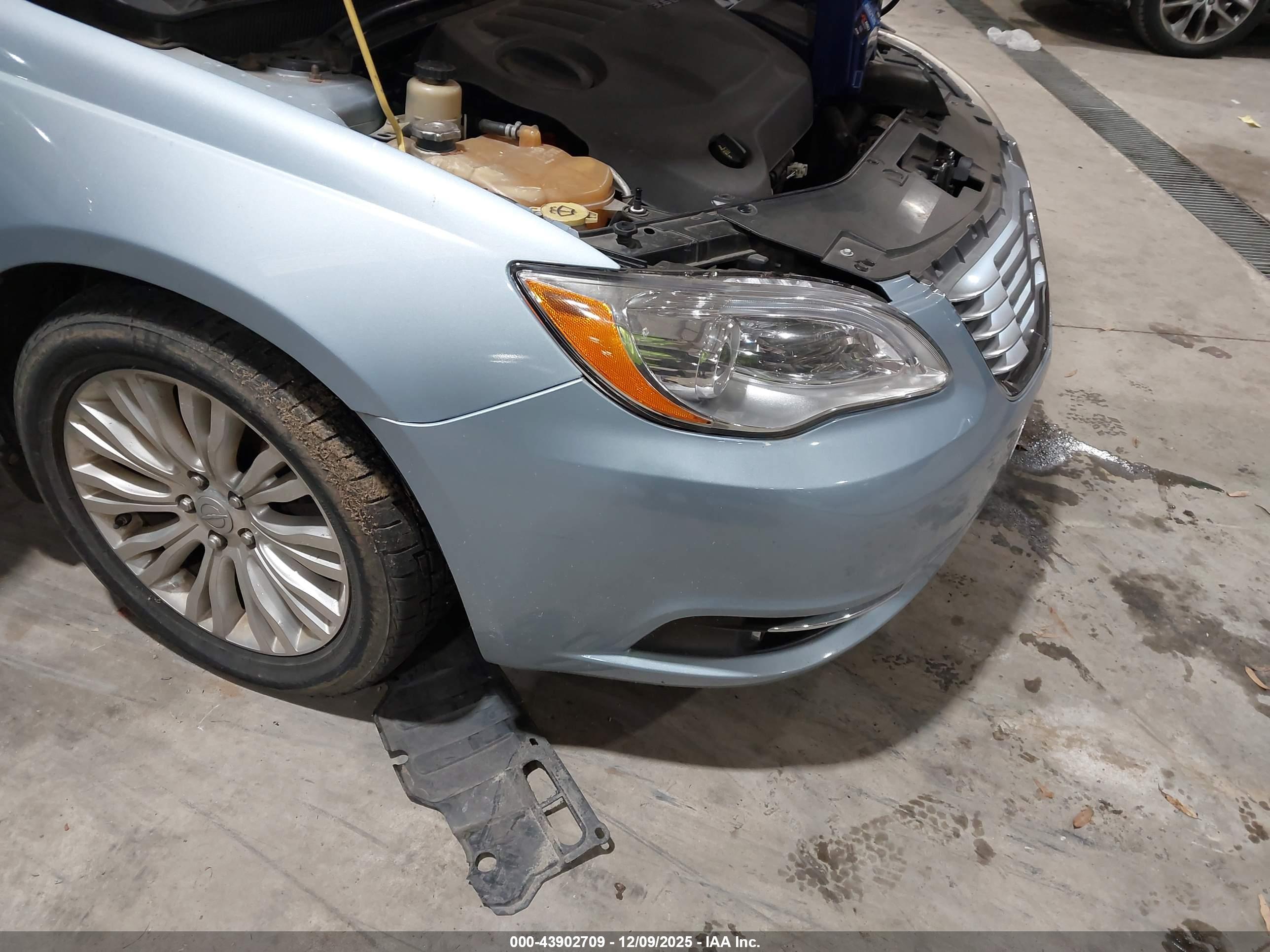 CHRYSLER 200 image 6