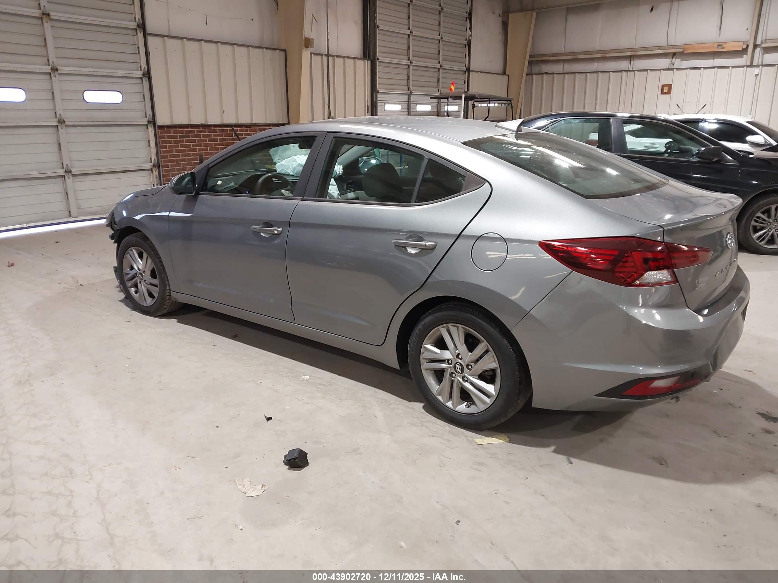 HYUNDAI ELANTRA image 3