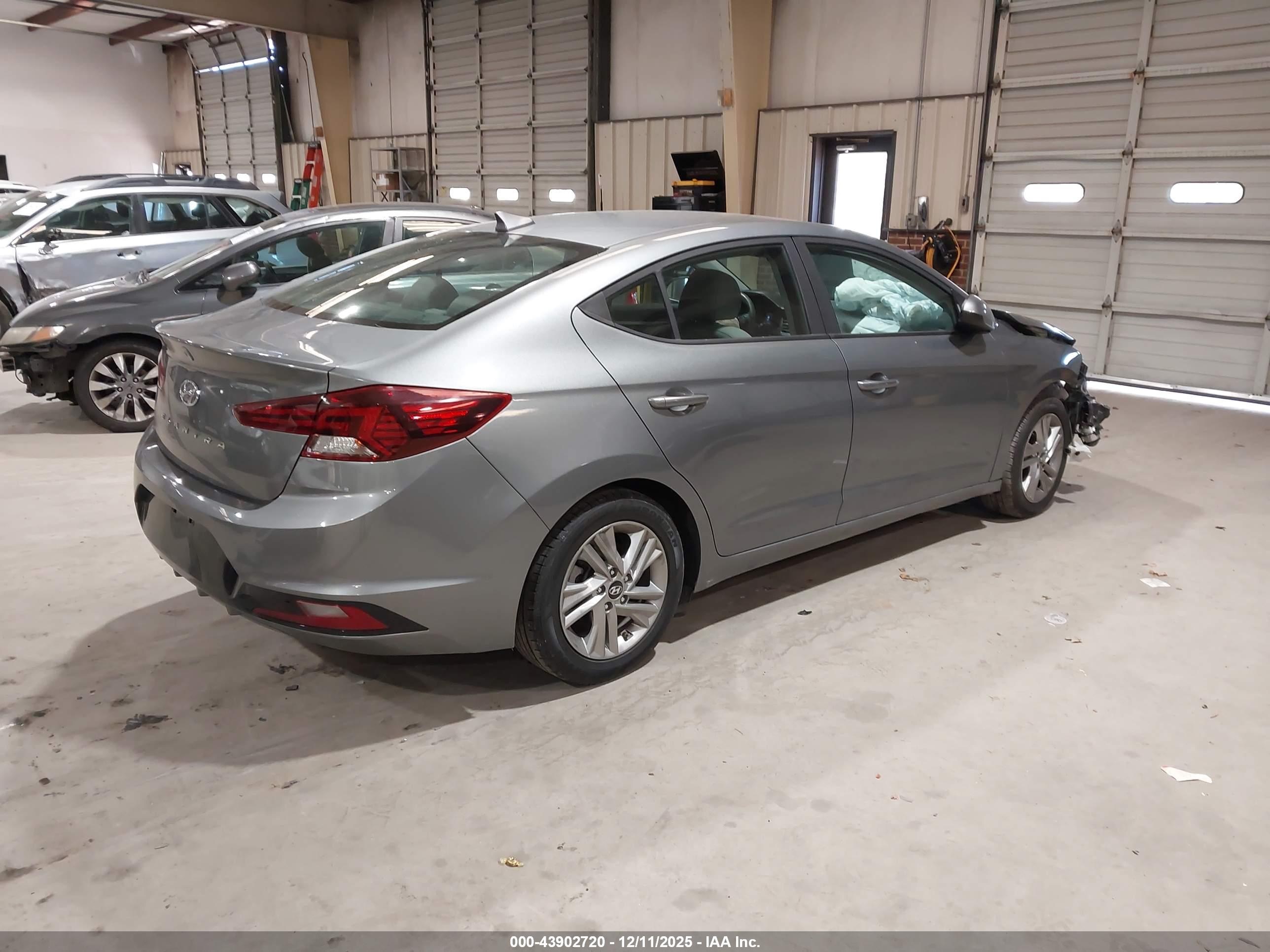 HYUNDAI ELANTRA image 4
