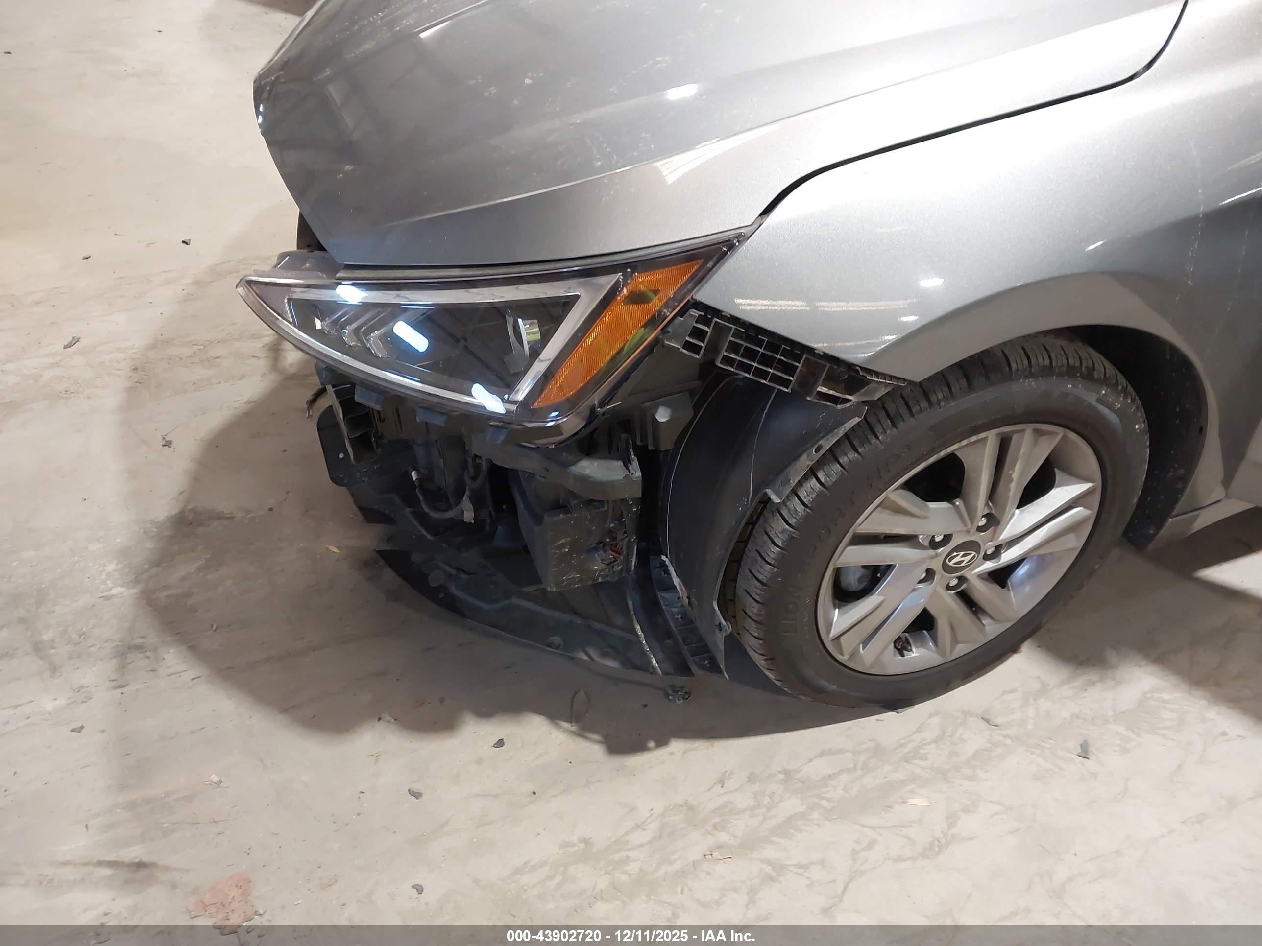 HYUNDAI ELANTRA image 6