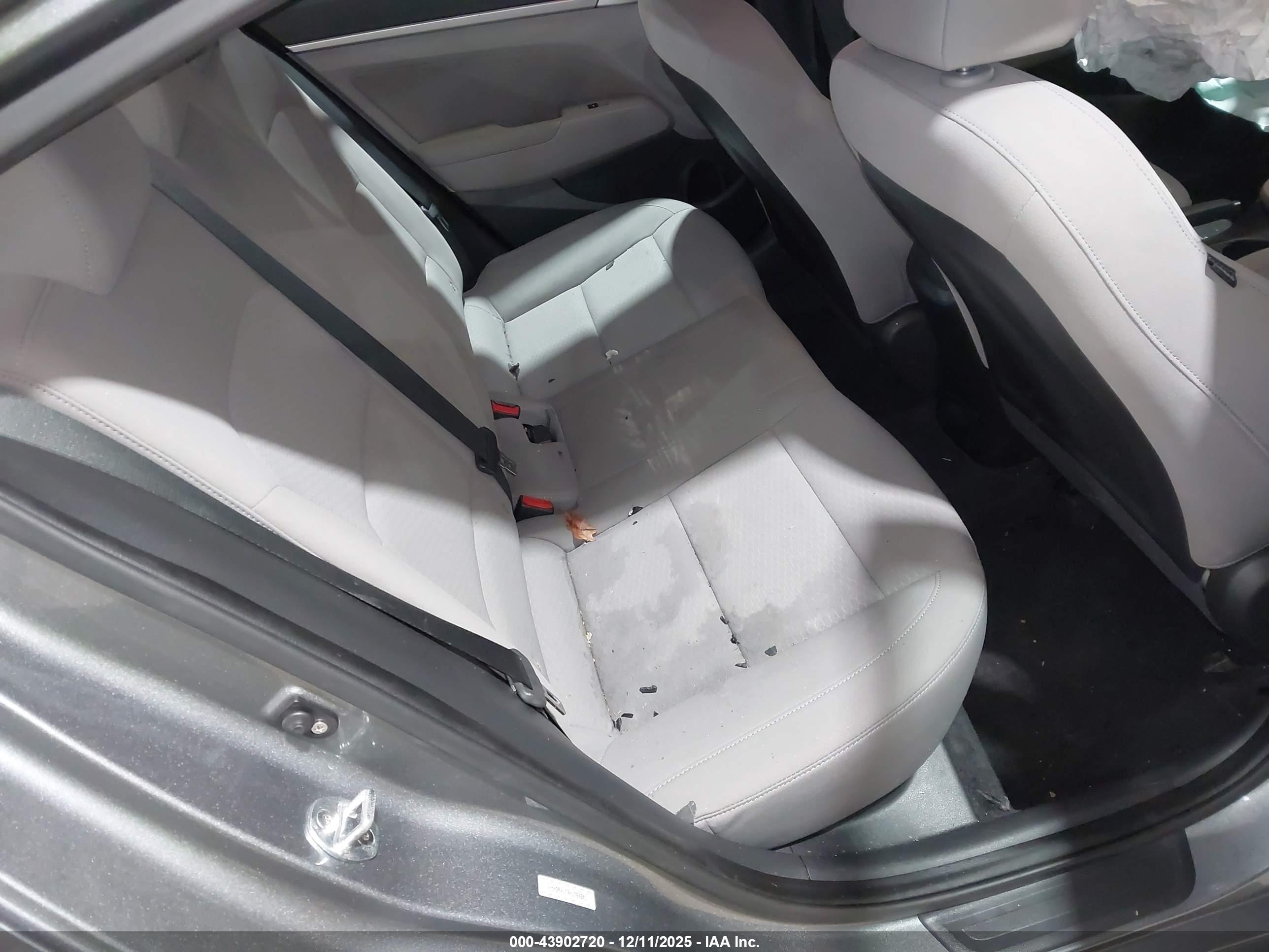 HYUNDAI ELANTRA image 8
