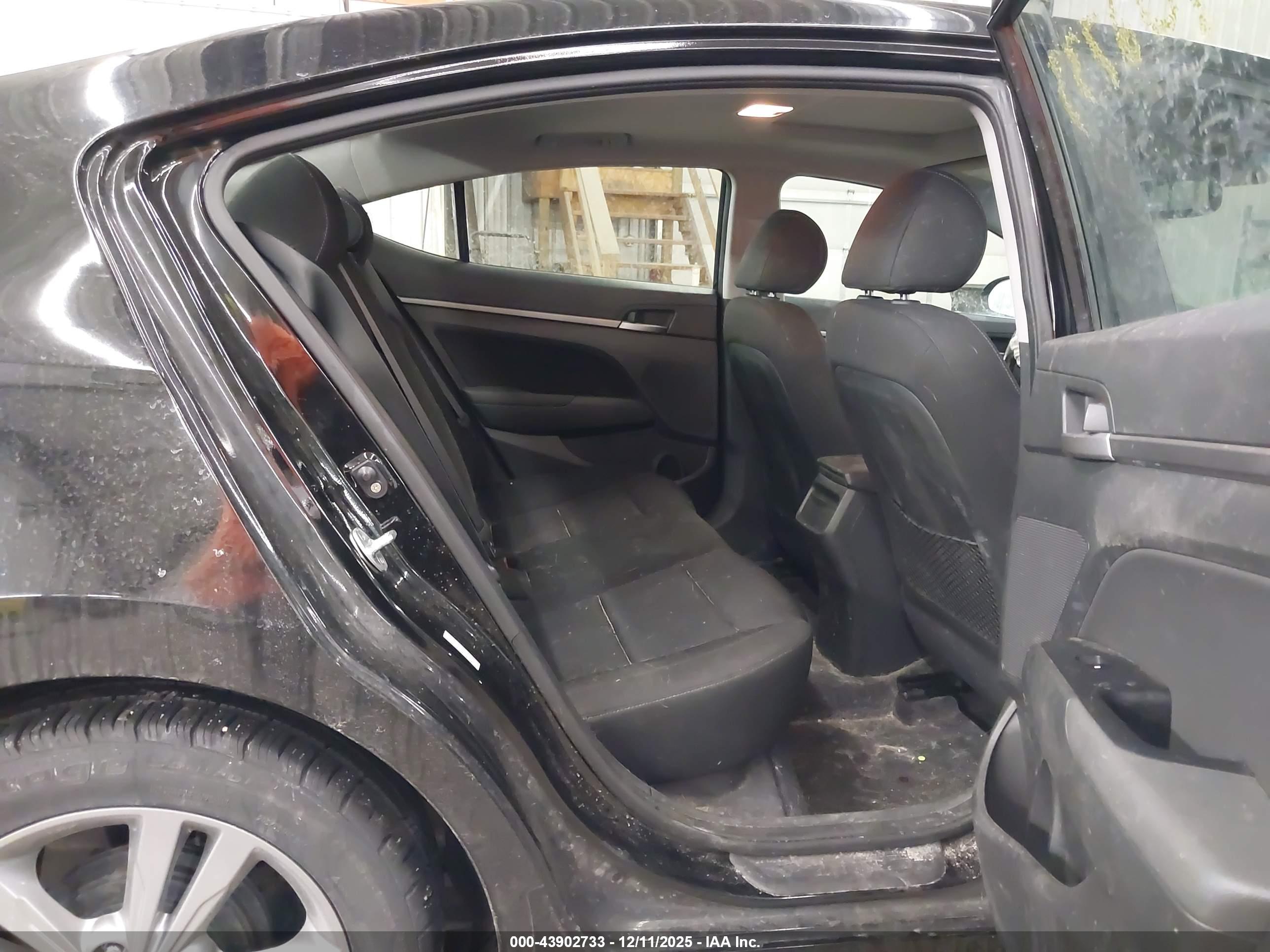 HYUNDAI ELANTRA image 8