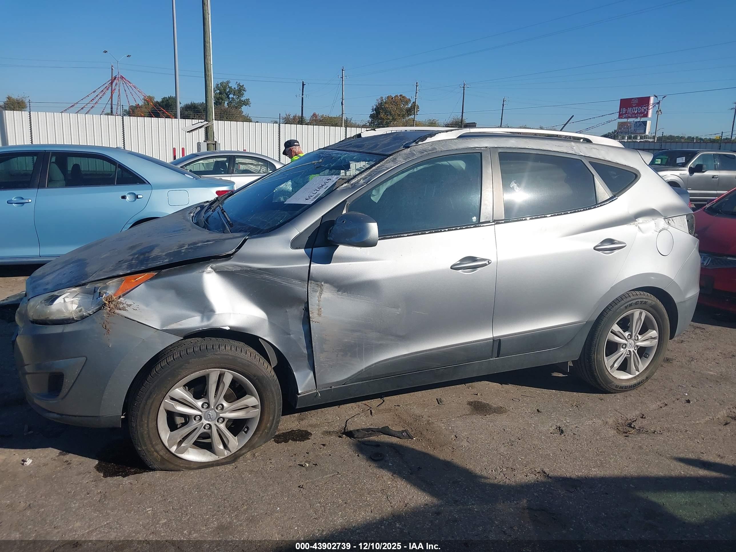 HYUNDAI TUCSON image 6