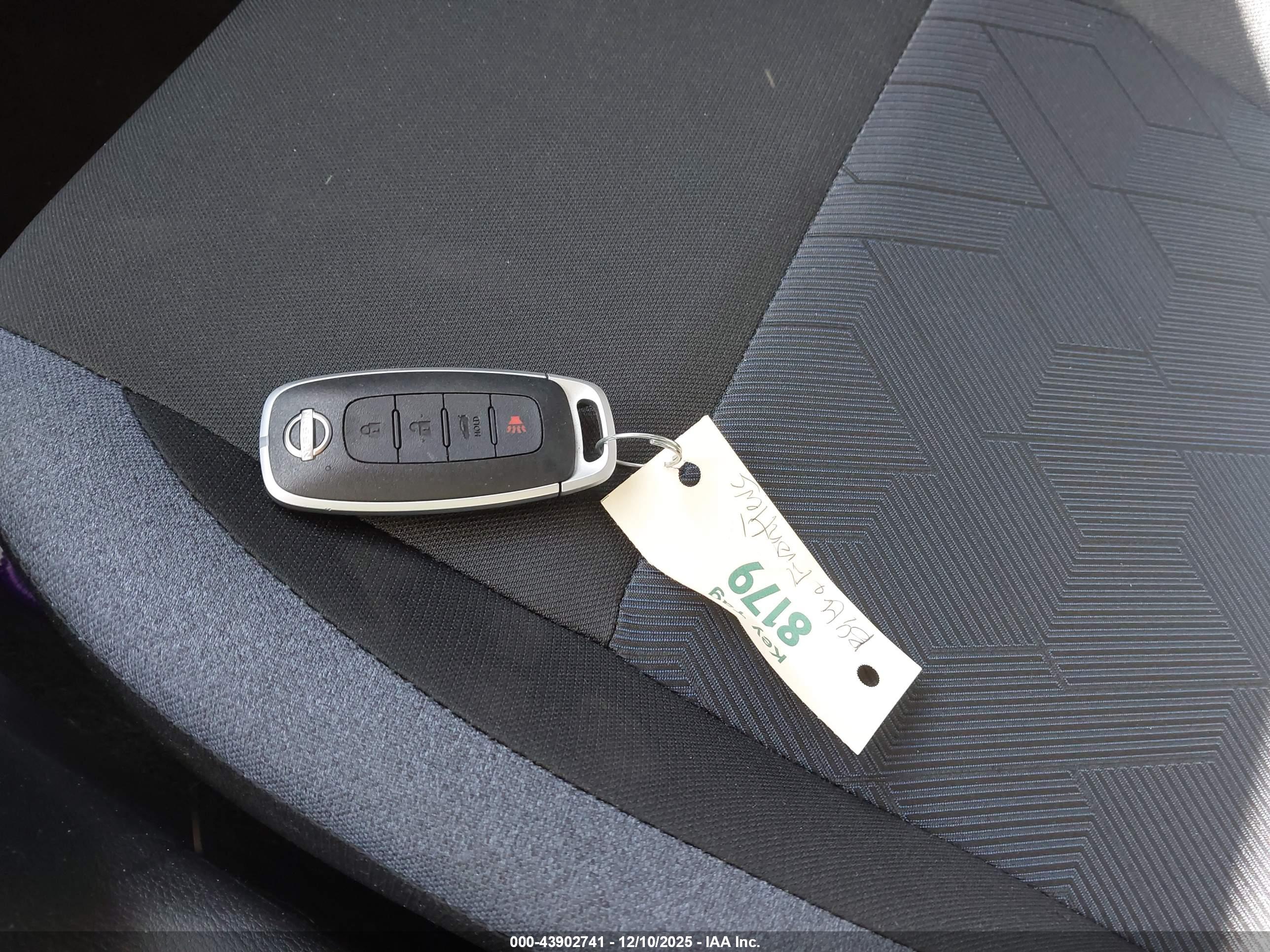 NISSAN VERSA image 11