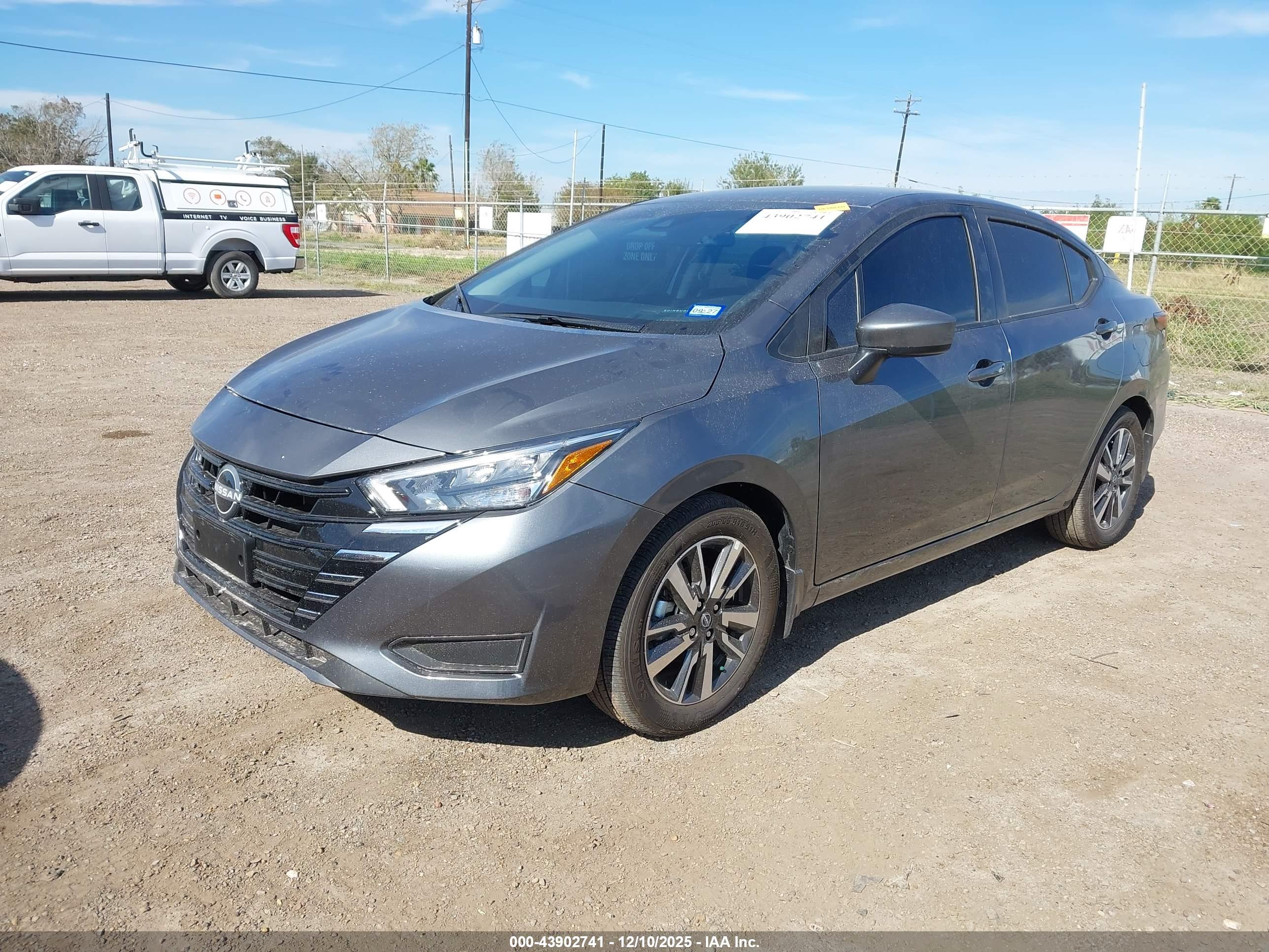 NISSAN VERSA image 2