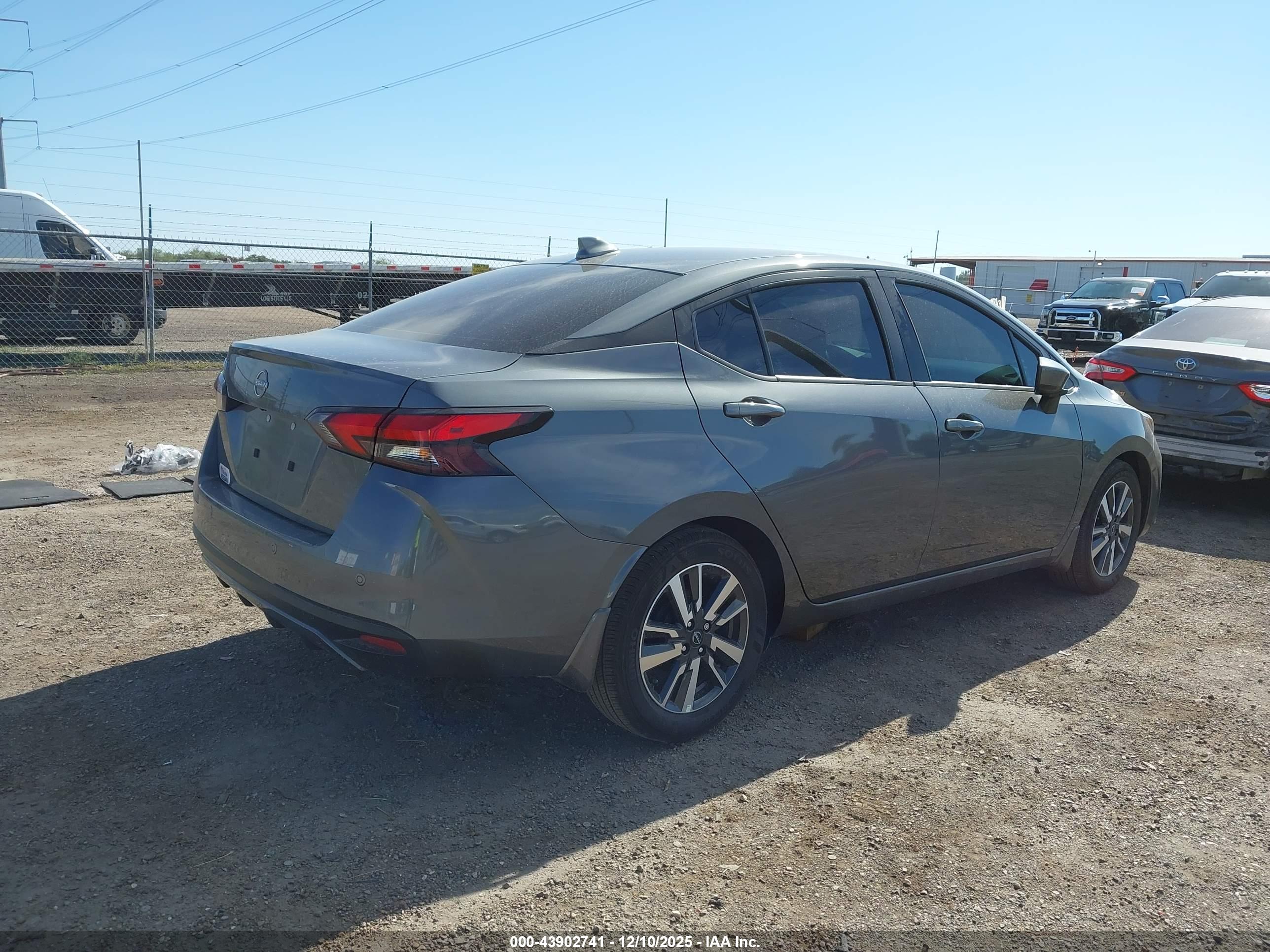 NISSAN VERSA image 4