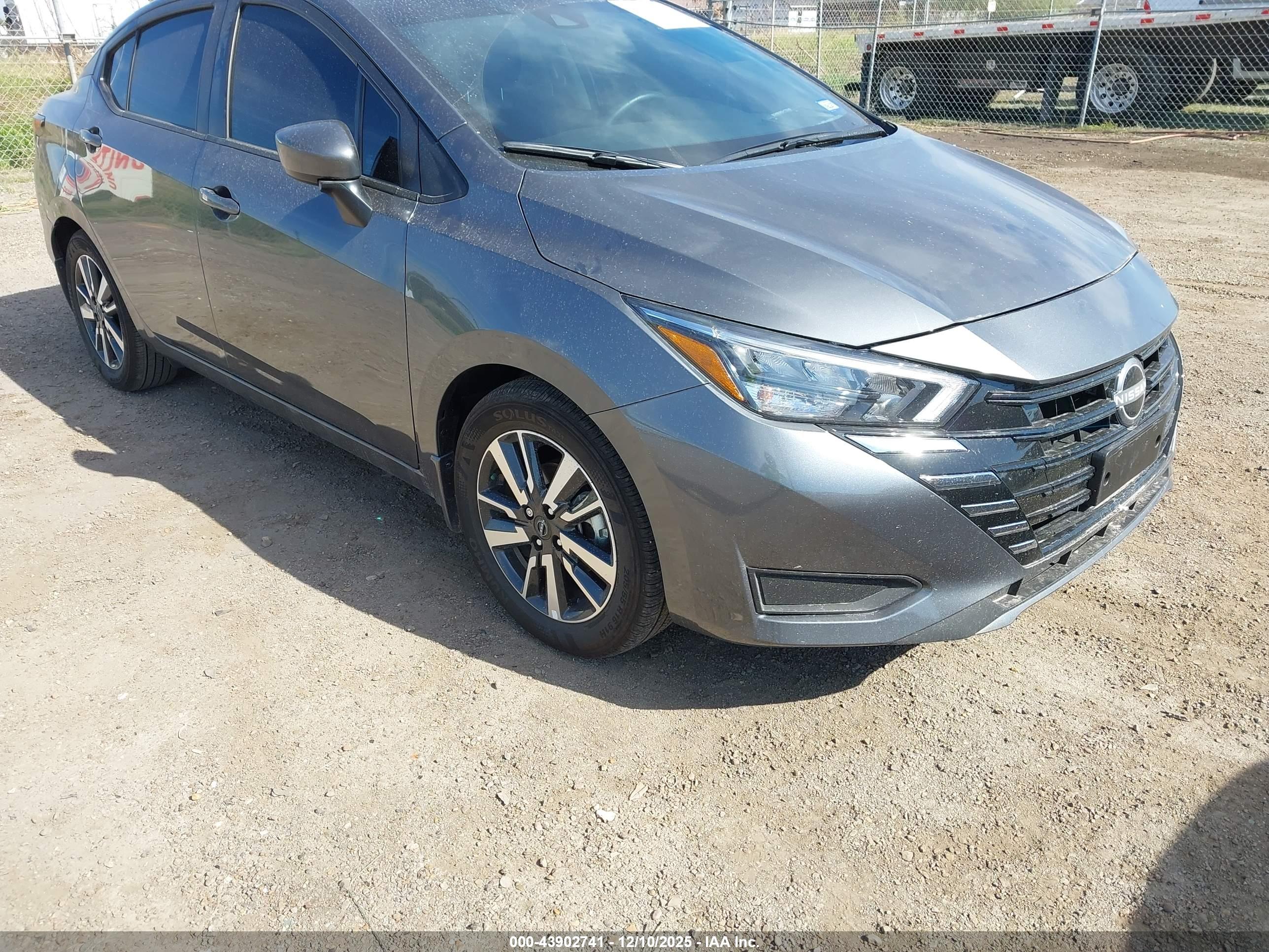 NISSAN VERSA image 6