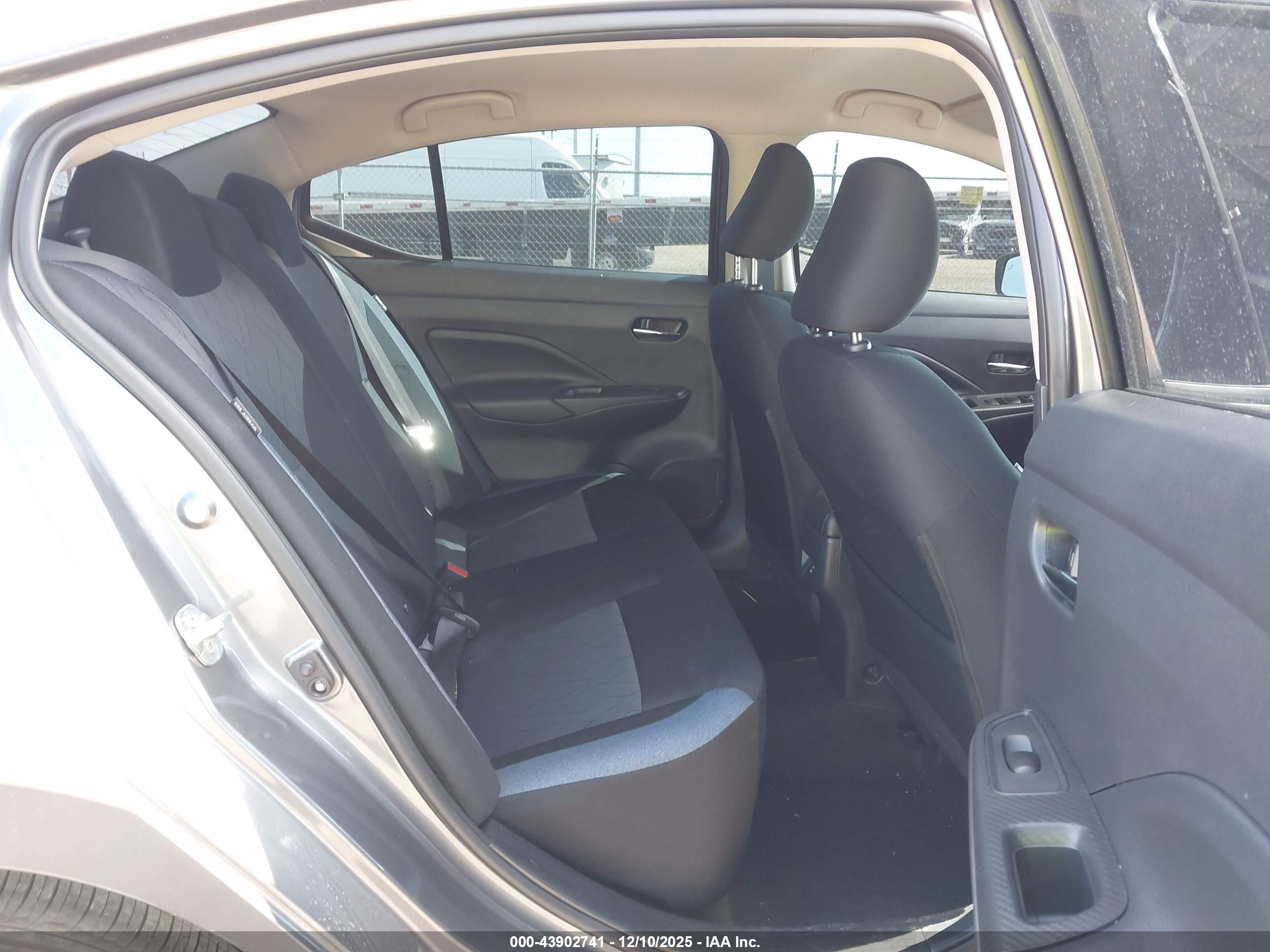 NISSAN VERSA image 8