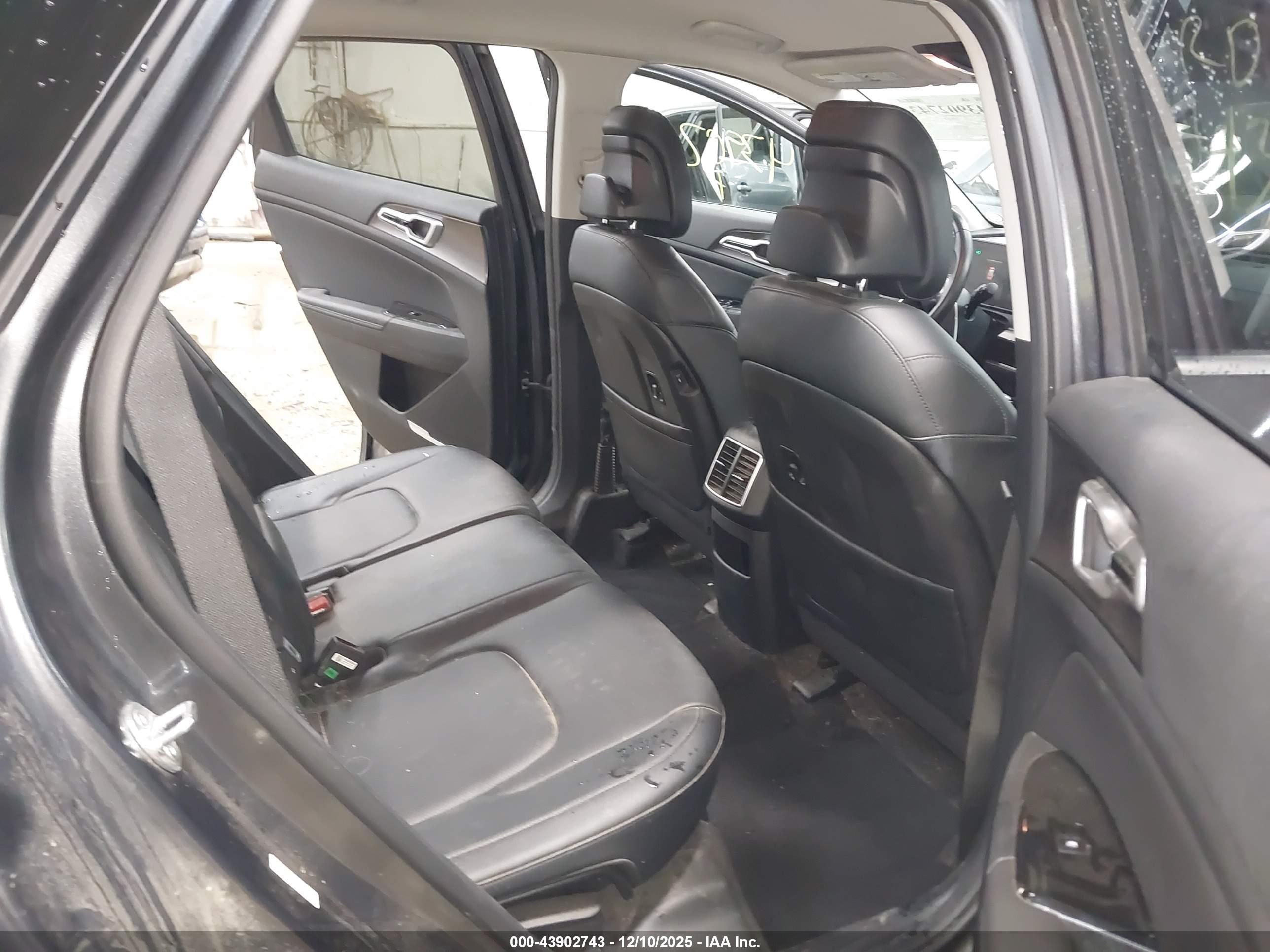 KIA SPORTAGE image 8