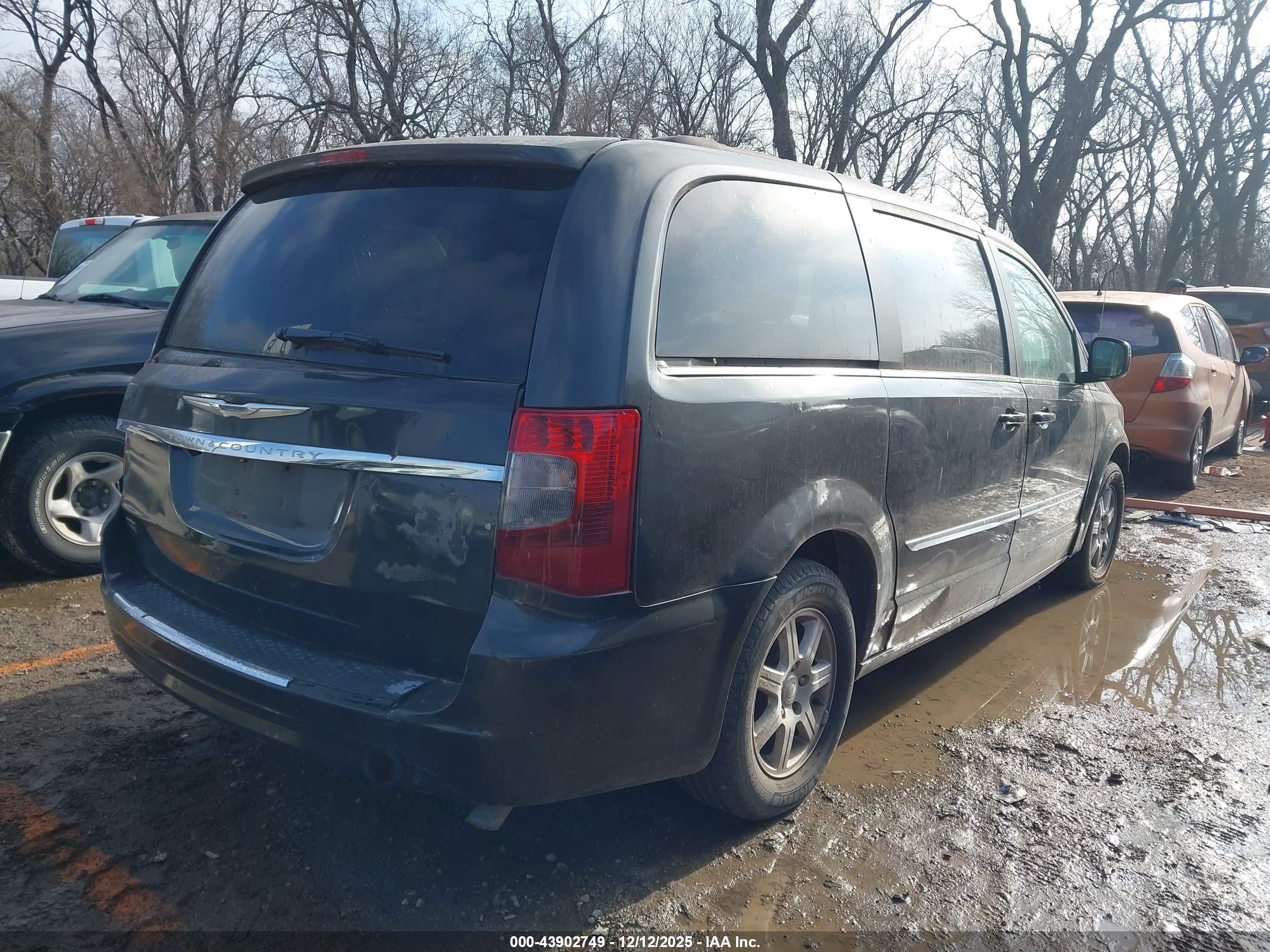 CHRYSLER TOWN image 4