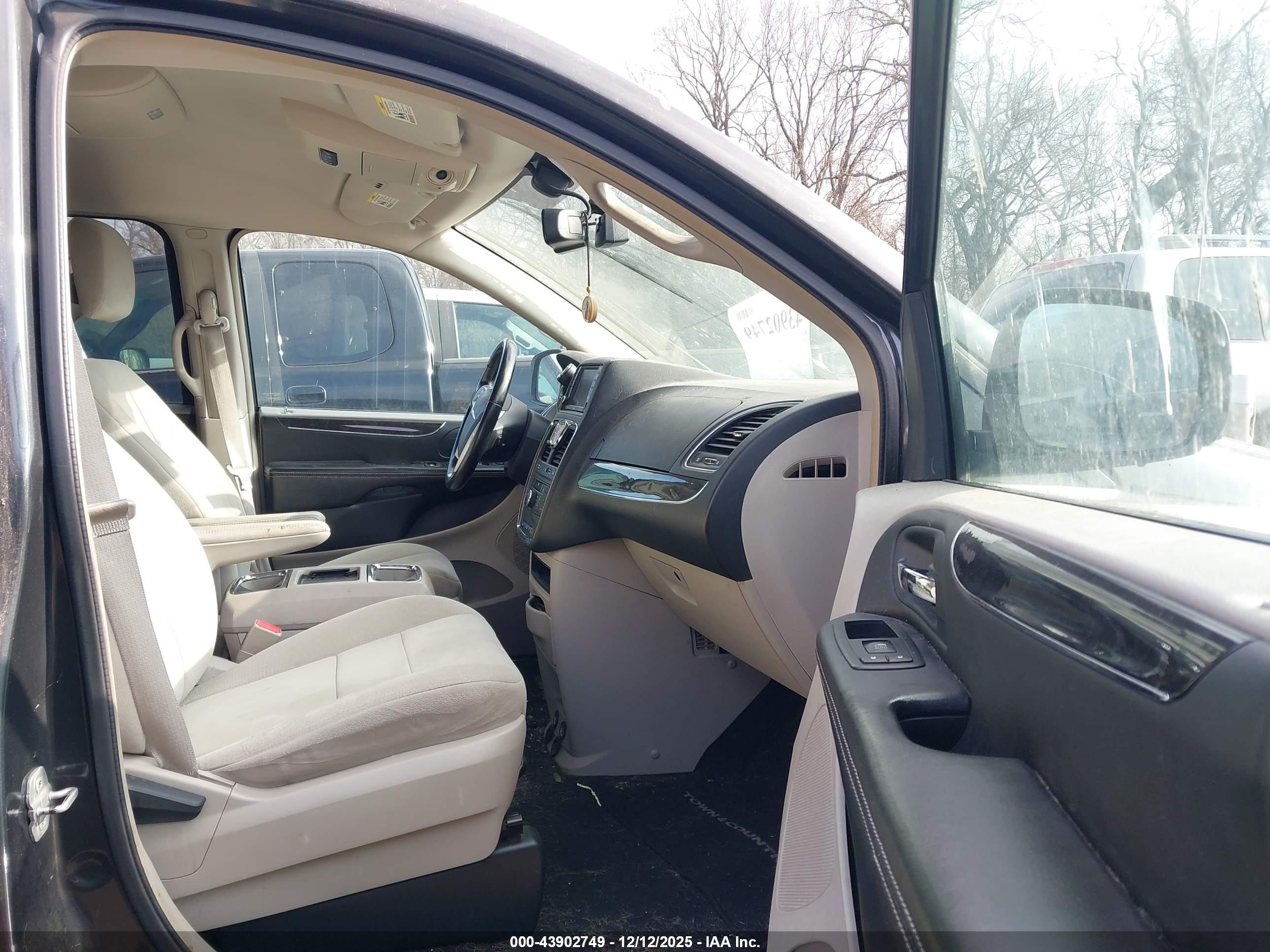 CHRYSLER TOWN image 5