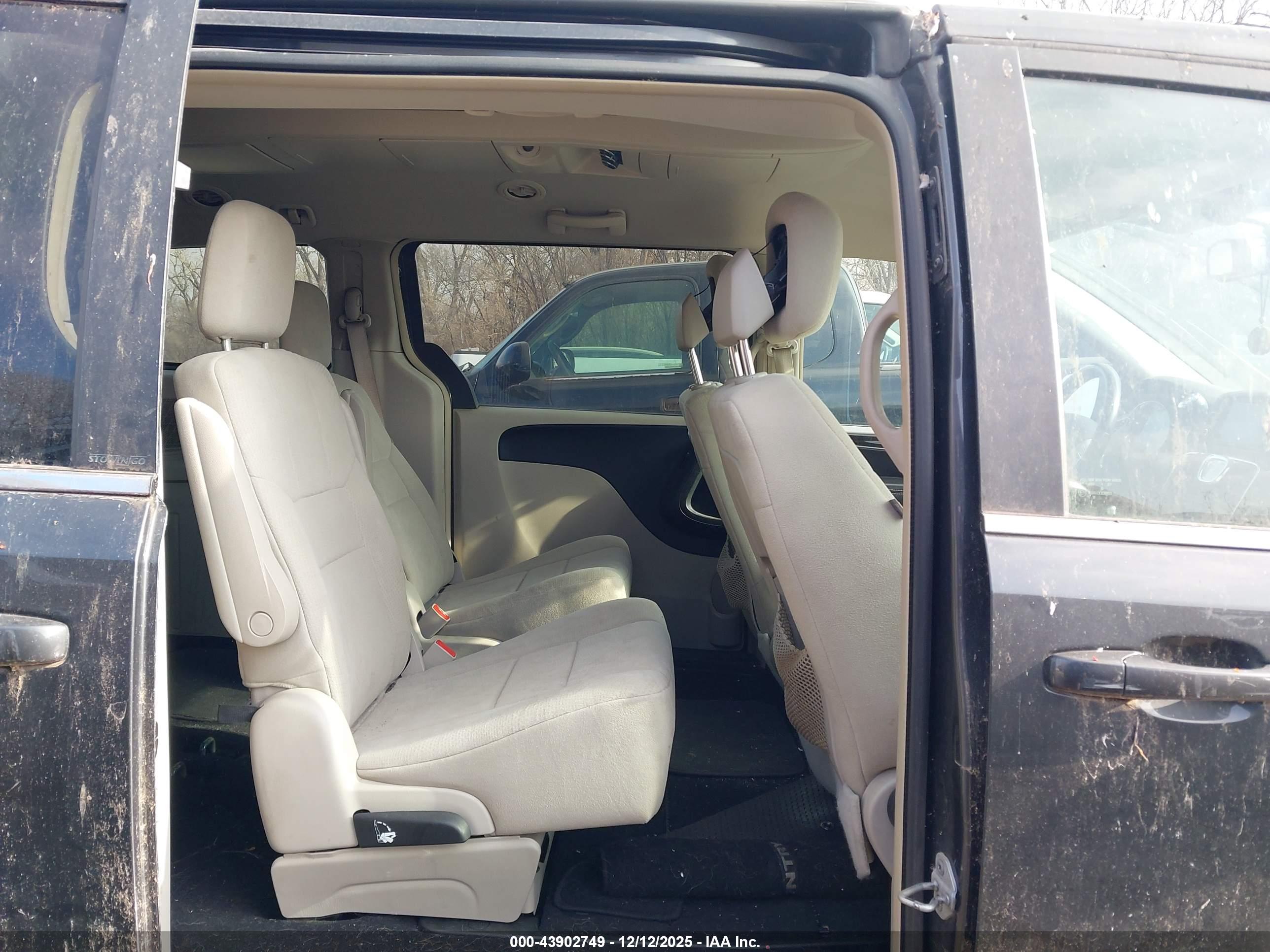 CHRYSLER TOWN image 8
