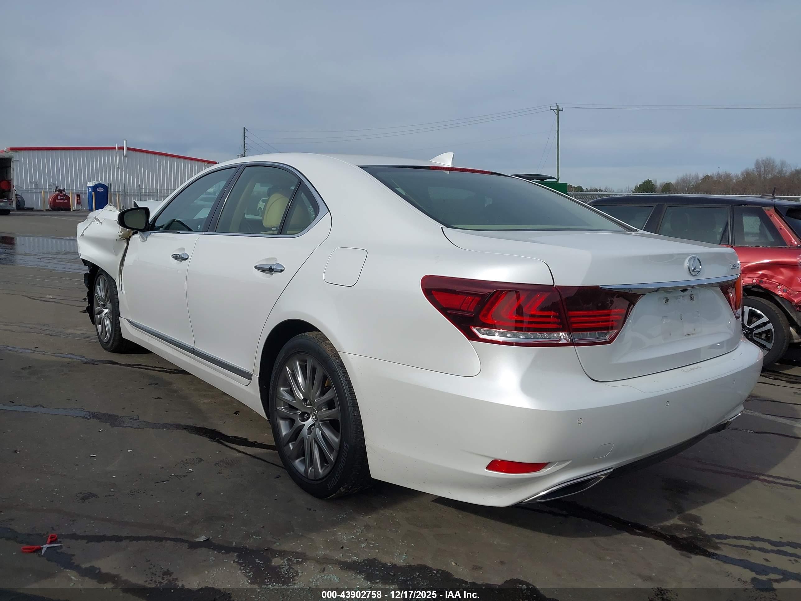 LEXUS LS image 3