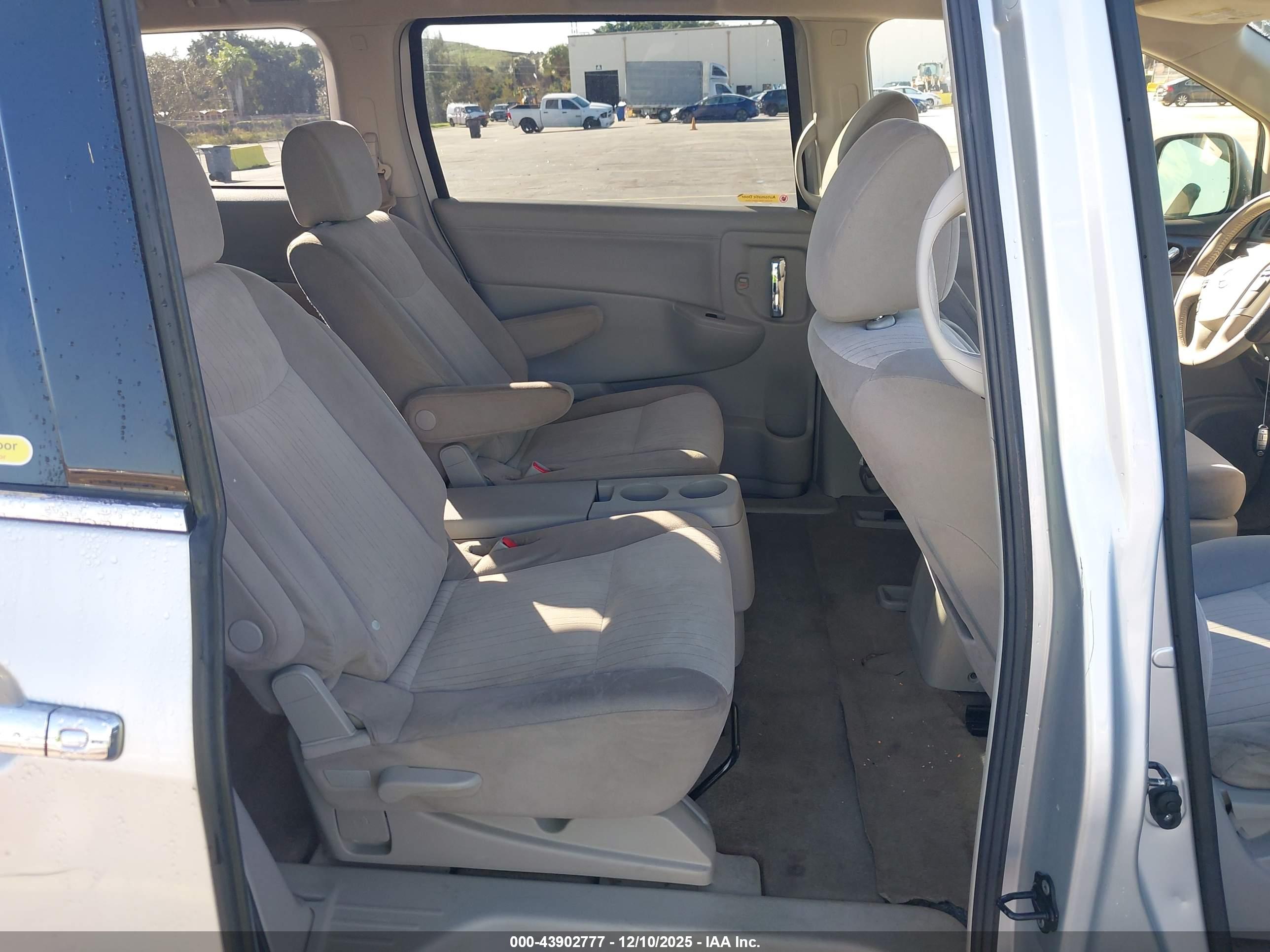 NISSAN QUEST image 8