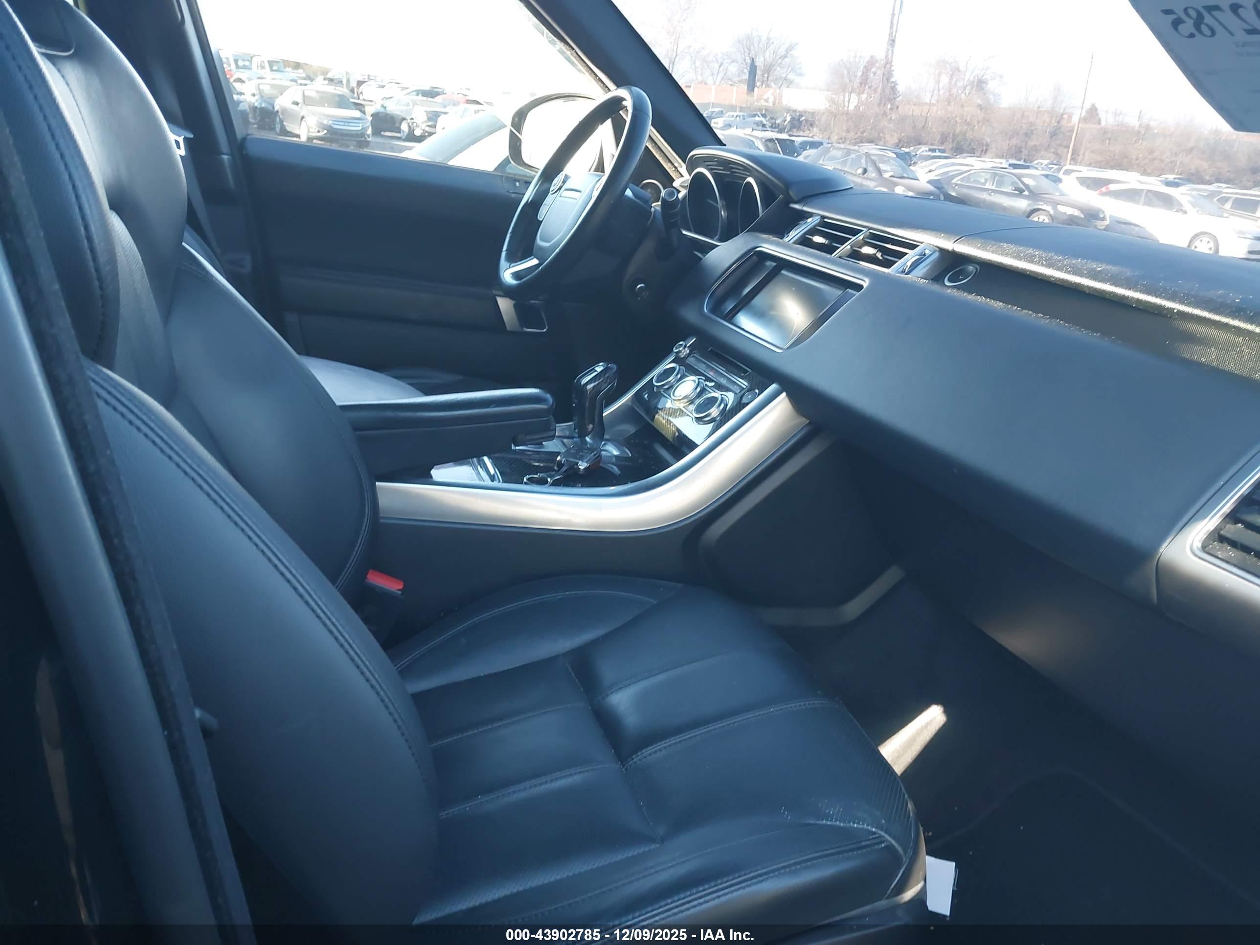 LAND ROVER image 5