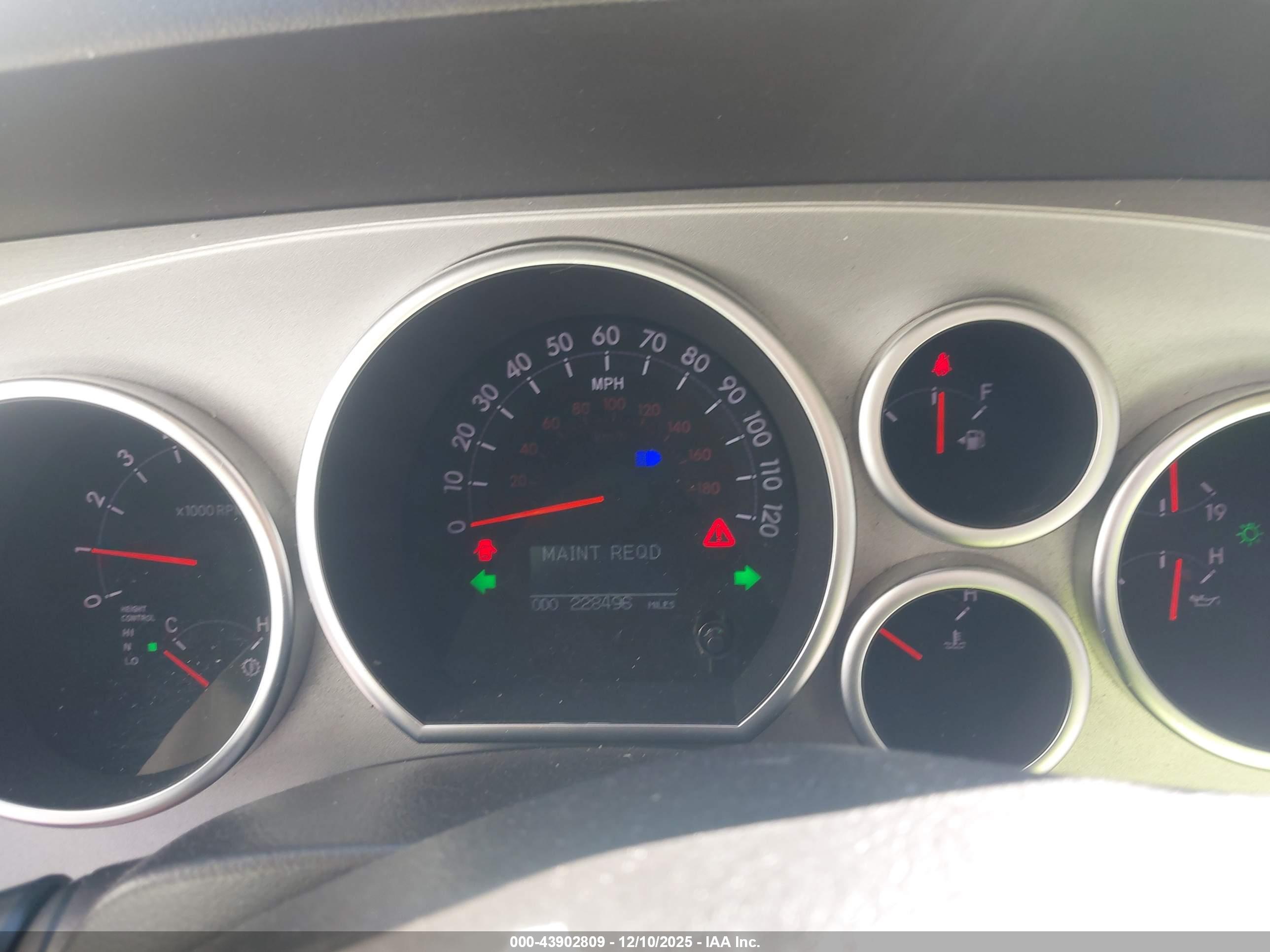 TOYOTA SEQUOIA image 7