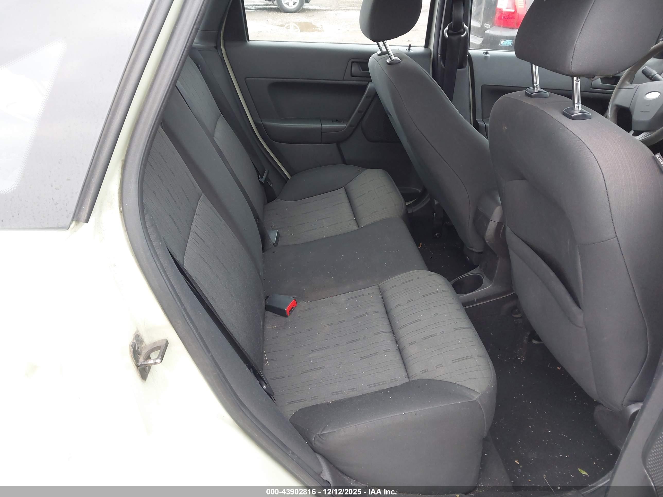 FORD FOCUS image 8