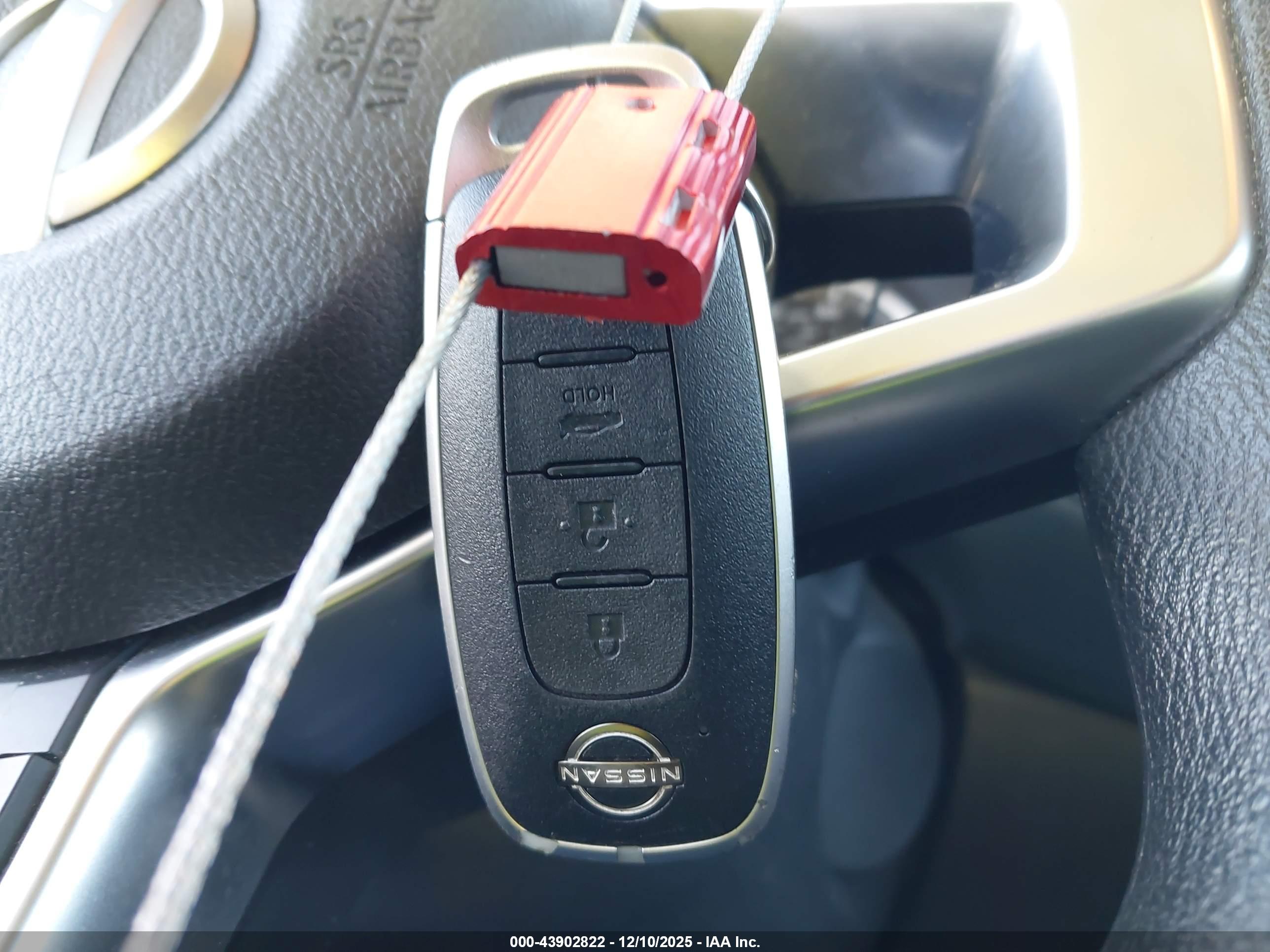 NISSAN VERSA image 11