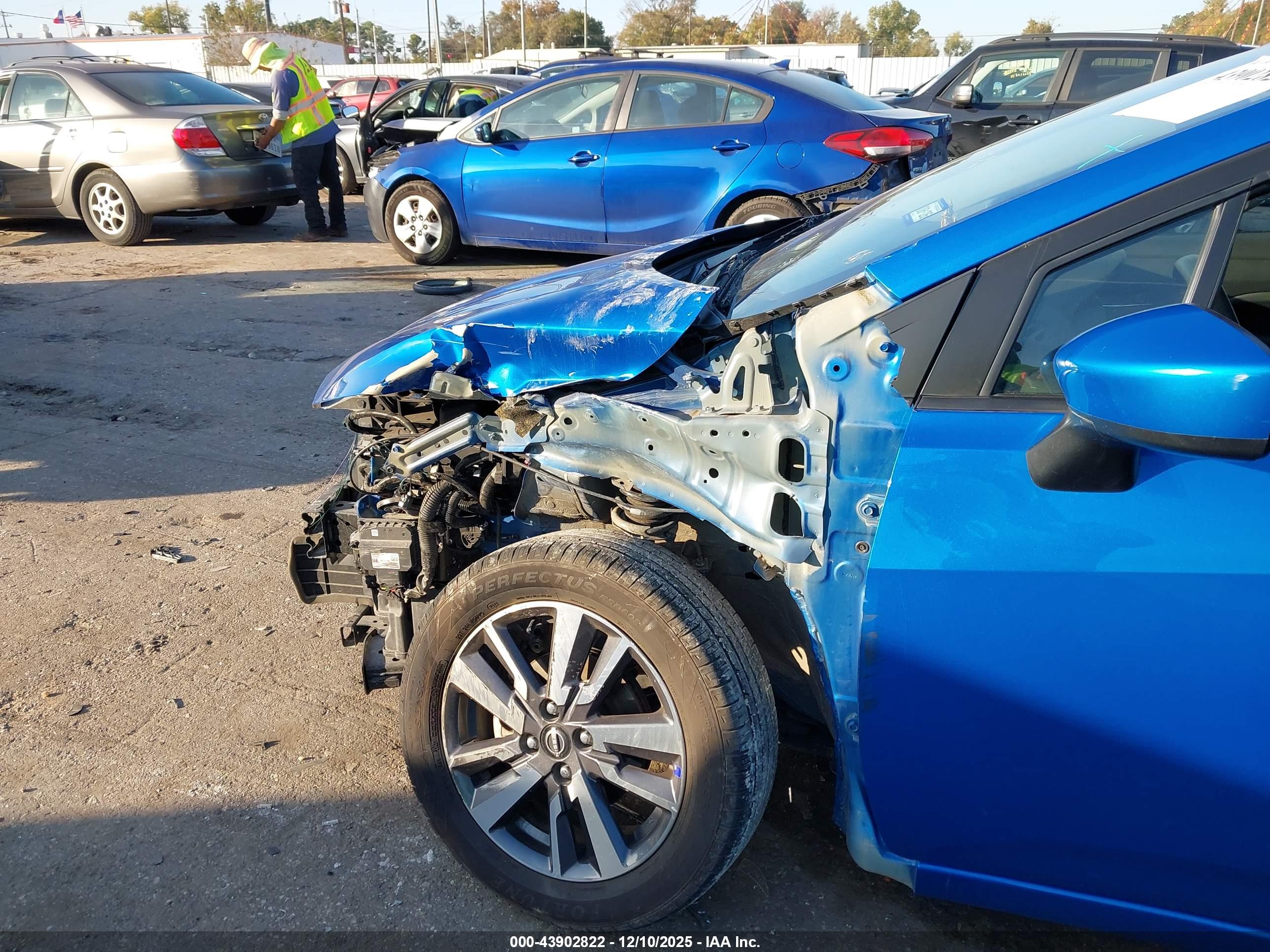 NISSAN VERSA image 6