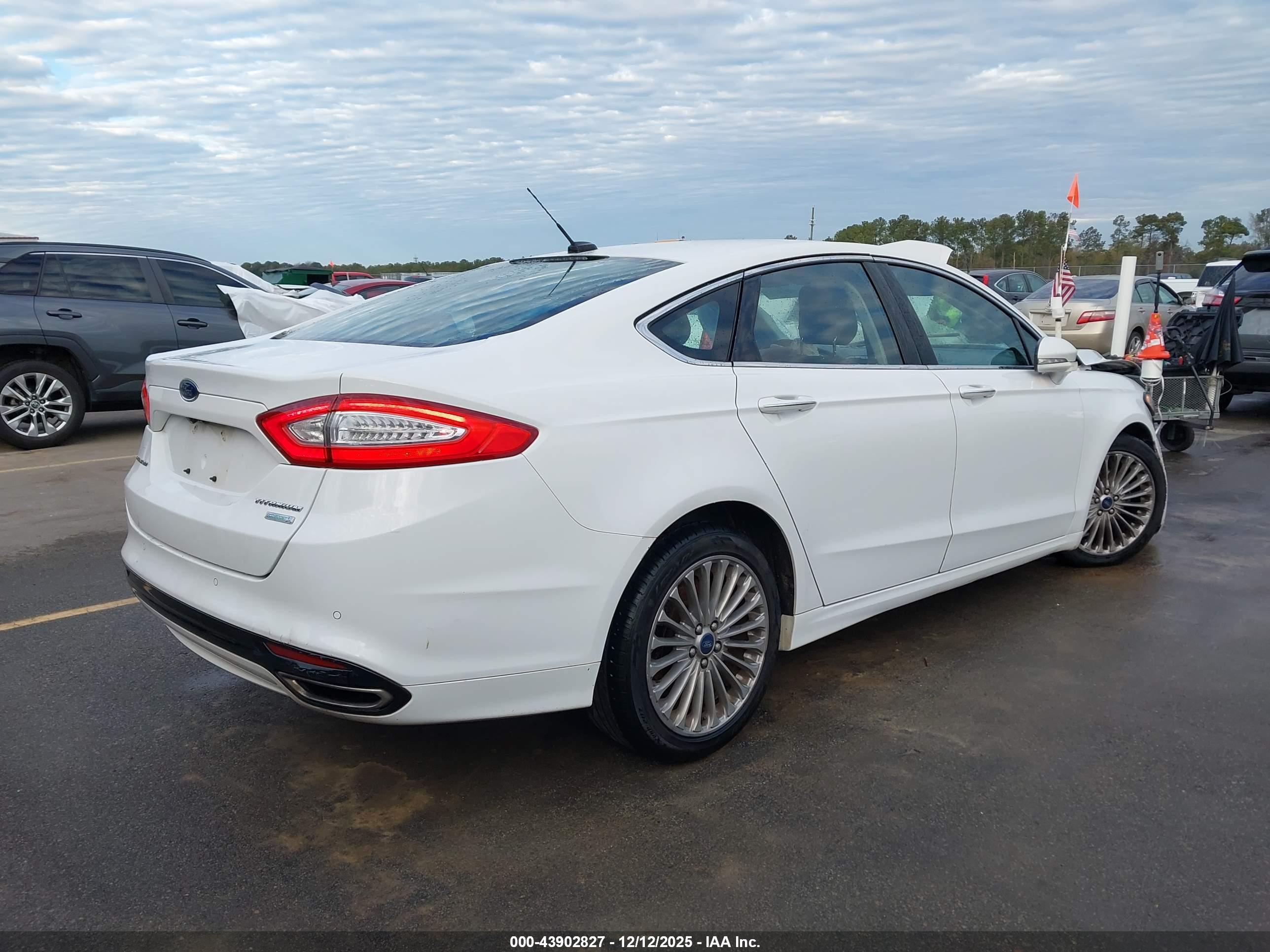 FORD FUSION image 4