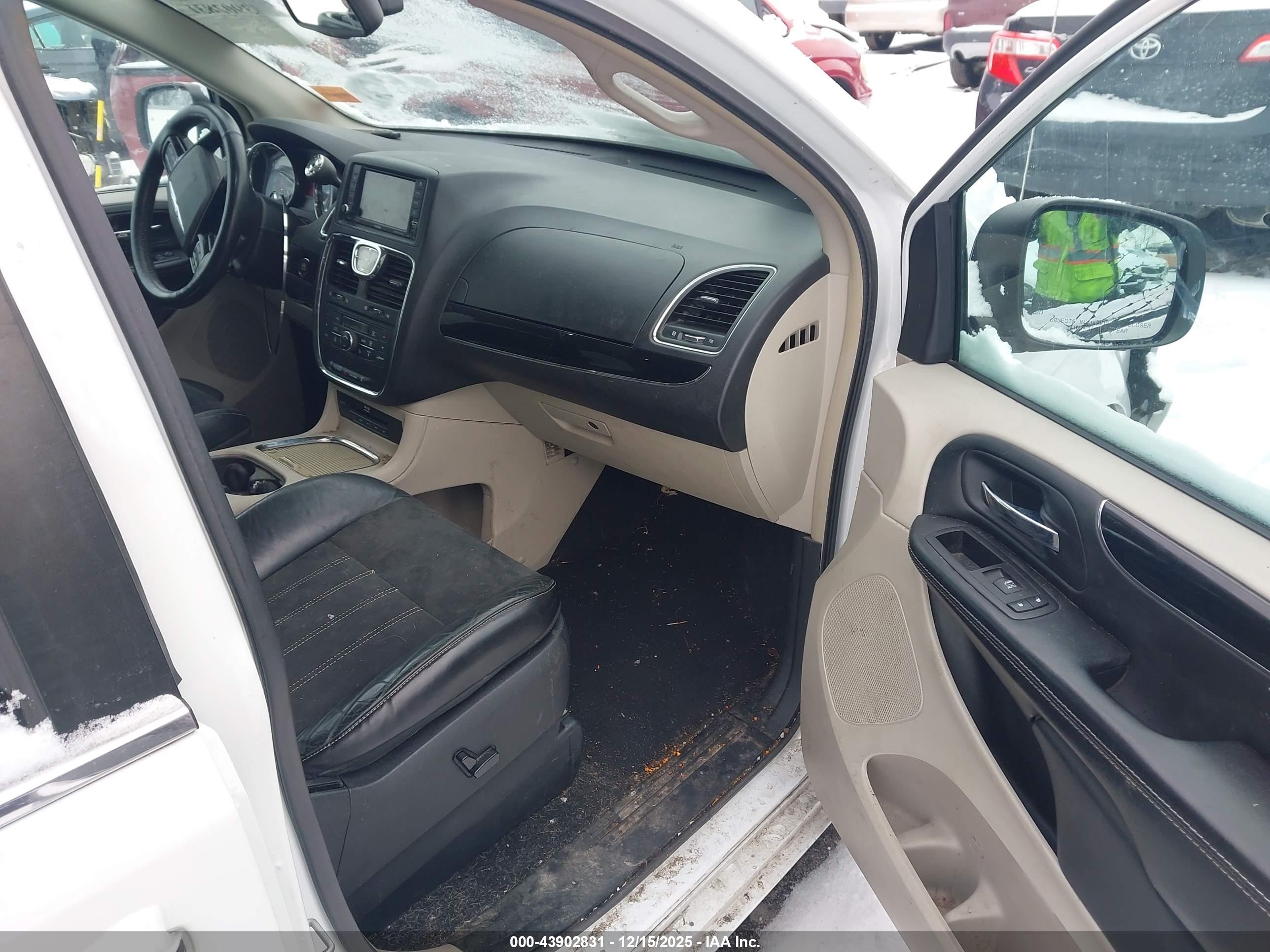 CHRYSLER TOWN image 5