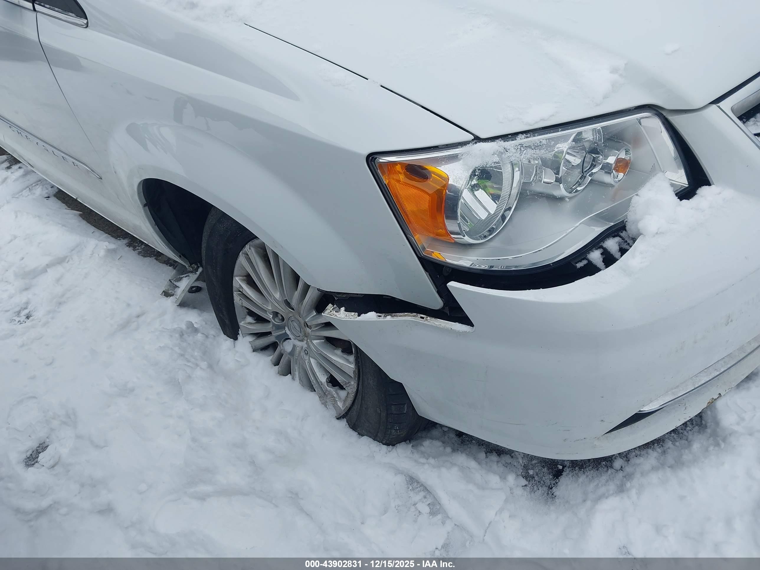 CHRYSLER TOWN image 6