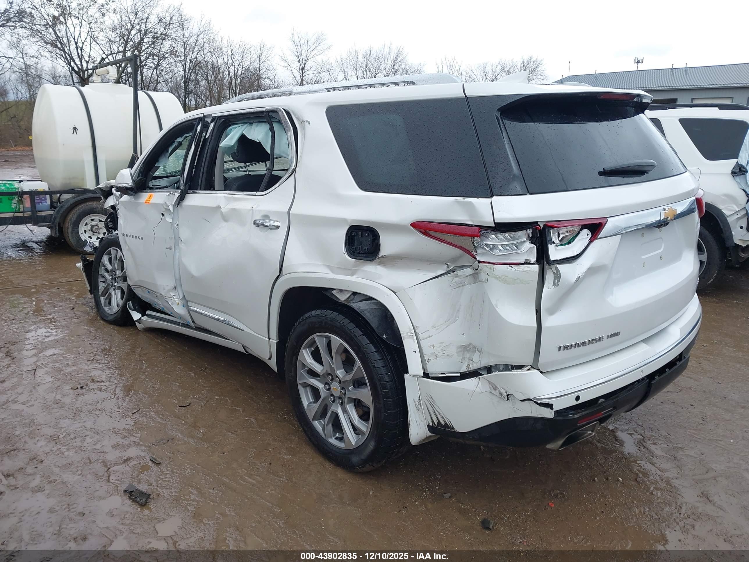 CHEVROLET TRAVERSE image 3