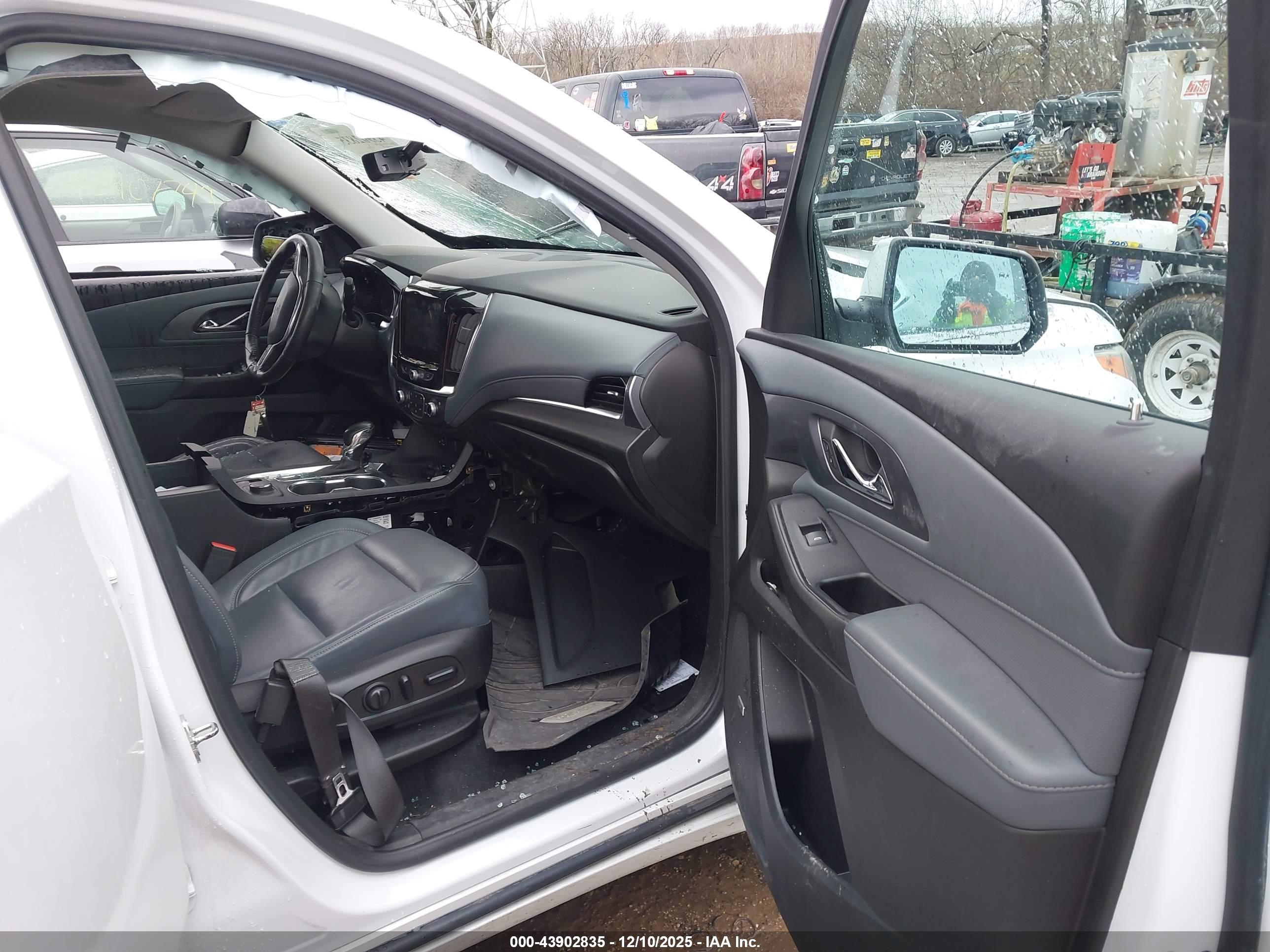 CHEVROLET TRAVERSE image 5