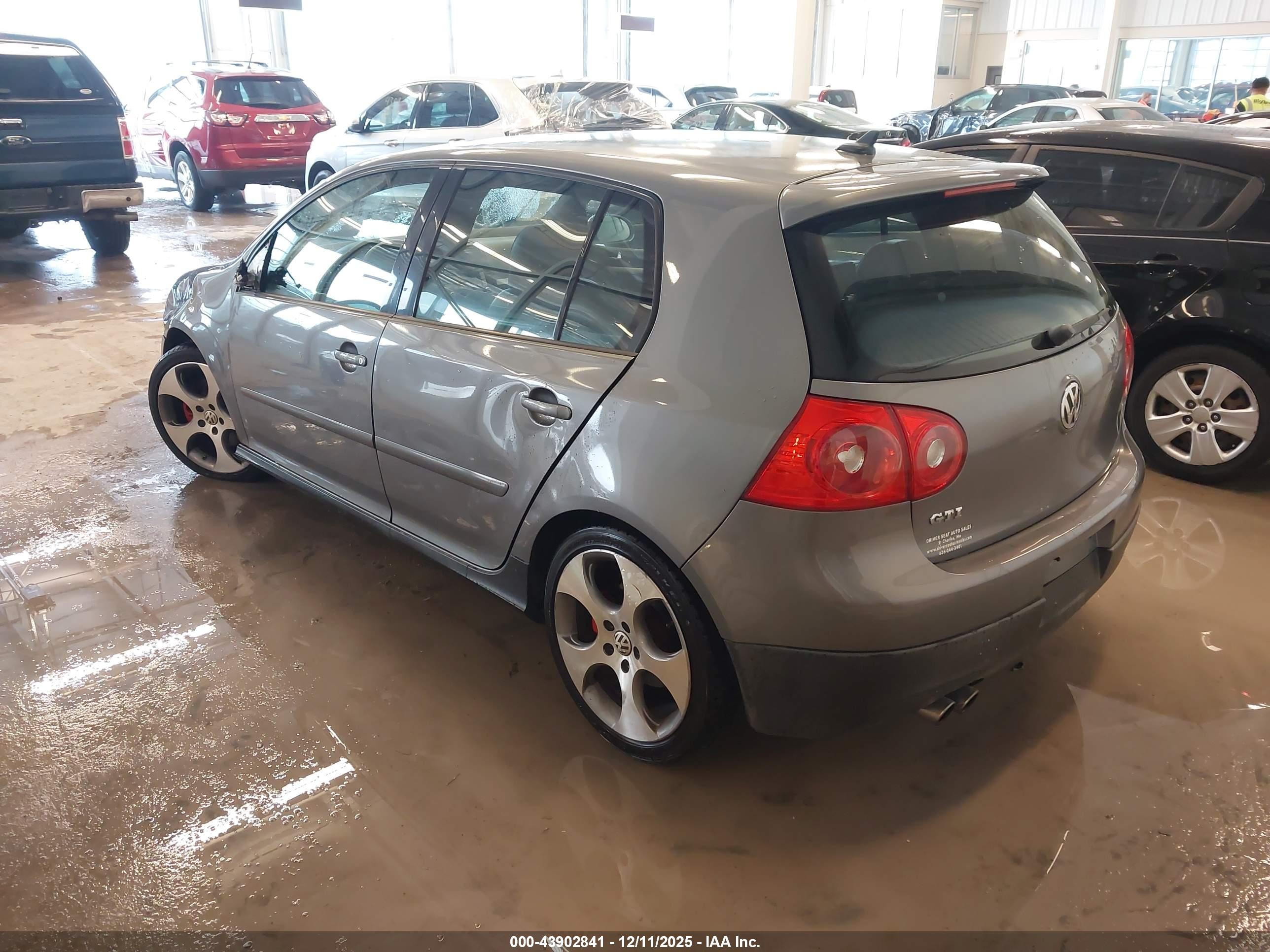 VOLKSWAGEN GTI image 3