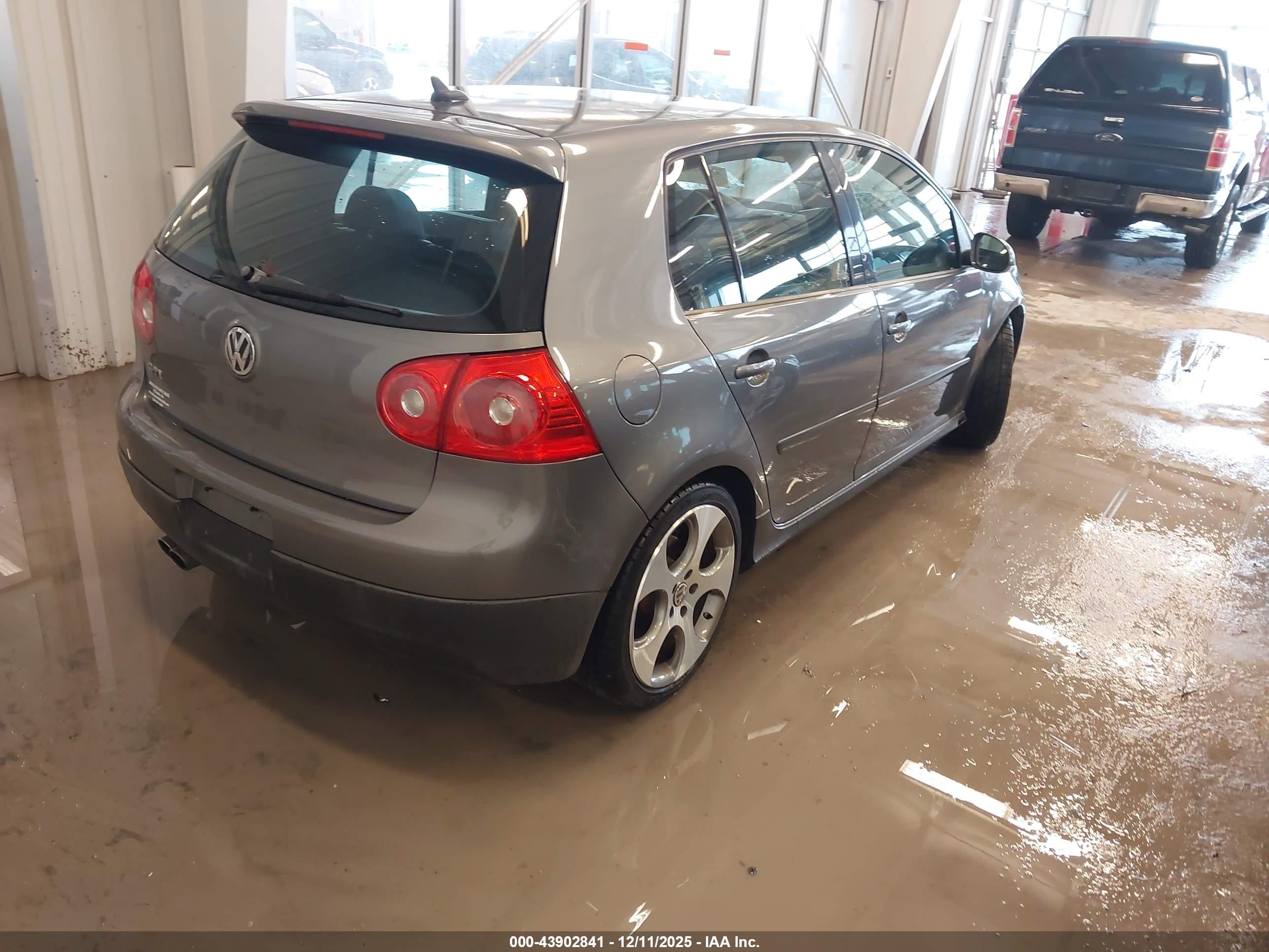 VOLKSWAGEN GTI image 4