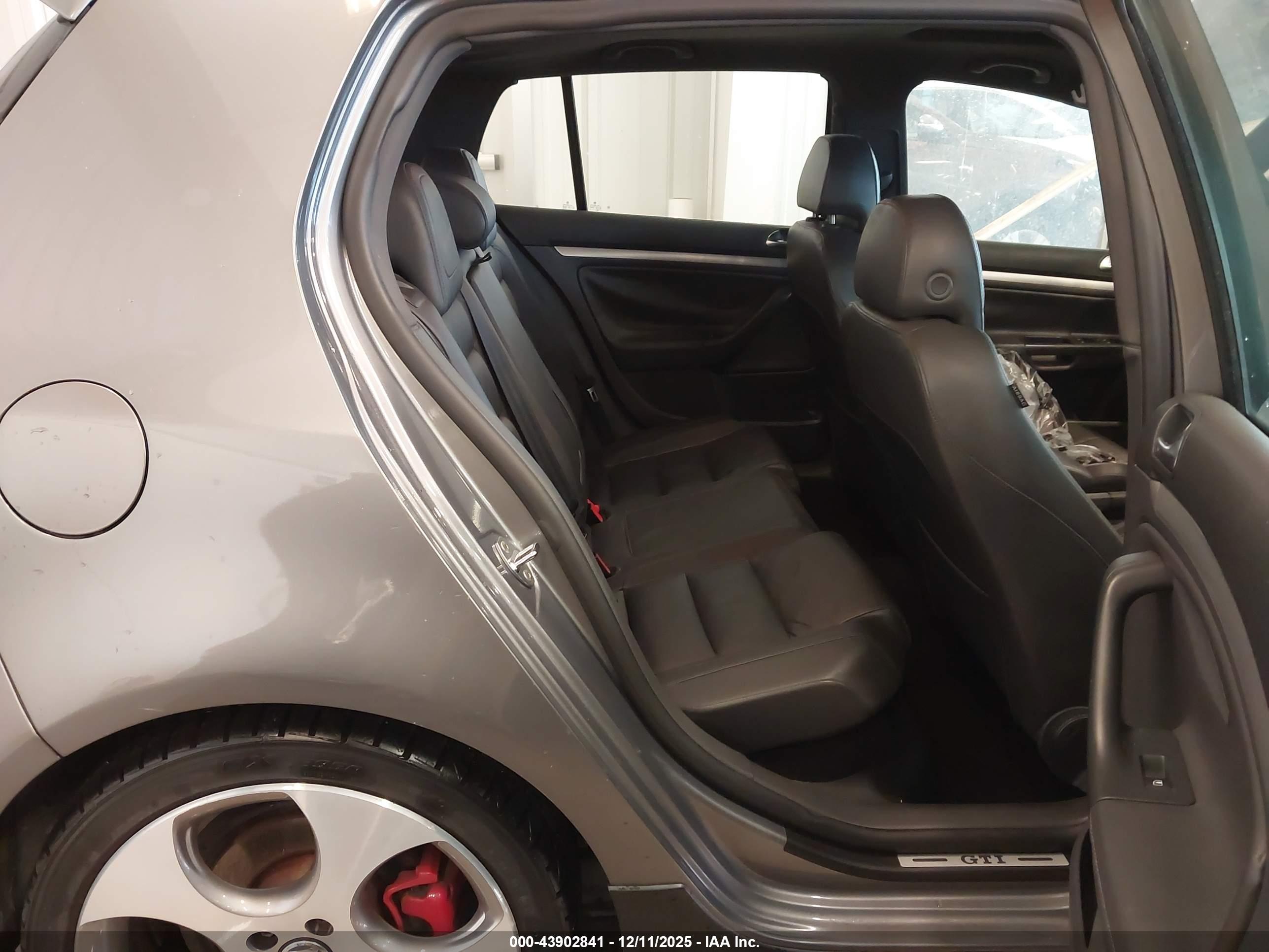 VOLKSWAGEN GTI image 8
